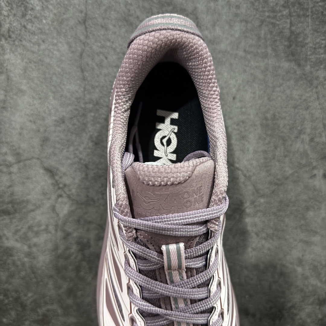 图片[8]-【公司级】HOKA ONE ONE Mafate Speed 2 Low 玛法特2代系列低帮轻量户外越野休闲运动慢跑鞋 HOKA ONE ONE 最近推出了一个胶囊系列 Origin Story 这个系列里的 Mafate Speed 2 可以说让我日思夜想有一阵子了 最近终于拔草 让我来分享一下这双也是上脚赞到爆的越野跑鞋吧 以阿尔卑斯山脉作为主题将亮黄色与蓝色调覆盖在这经典轮廓之上 配色的呈现效果相当亮眼 以至于很多人买这个配色是用来日常搭配的 鞋面采用超轻的无缝架构 轻薄的TPU贴在透气的鞋面材料上 减轻重量同时也保证了支撑性 鞋底则采用滚动平衡技术 引导跑者回归自然步态 祖传的神奇EVA材质中底依旧是一如既往地表现优秀 能提供充足的缓震 作为HOKA家的越野跑鞋 VIBRAM 橡胶大底也是必不可少的 即便在复杂湿滑的地形 依旧能有良好的抓地力及稳定性 鞋带采用了弹性不易松脱的扁宽弹性鞋带 前掌与中掌部分也进行了加宽 也更加适合亚洲人的脚型 是一款十分全面且足够强悍的户外硬核越野鞋 而这双极其亮眼的越野跑鞋恰好又是在江山一百中参赛的UTMB冠军 Ludovic POMMERET 夺冠时穿着的战靴 这就让它变得更加有吸引力了 用来日常搭配的话短裤是基本不挑 长裤我个人推荐阔腿裤 工装裤以及各种长筒牛仔裤都可以 尺码：36 36.5 37.5 38 38.5 39 40 40.5 41 42 42.5 43 44 44.5 45-选品中心