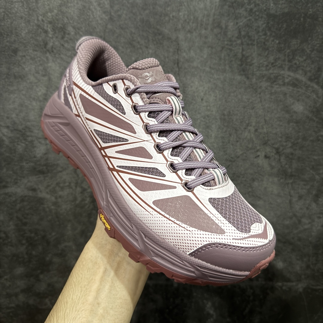 图片[3]-【公司级】HOKA ONE ONE Mafate Speed 2 Low 玛法特2代系列低帮轻量户外越野休闲运动慢跑鞋 HOKA ONE ONE 最近推出了一个胶囊系列 Origin Story 这个系列里的 Mafate Speed 2 可以说让我日思夜想有一阵子了 最近终于拔草 让我来分享一下这双也是上脚赞到爆的越野跑鞋吧 以阿尔卑斯山脉作为主题将亮黄色与蓝色调覆盖在这经典轮廓之上 配色的呈现效果相当亮眼 以至于很多人买这个配色是用来日常搭配的 鞋面采用超轻的无缝架构 轻薄的TPU贴在透气的鞋面材料上 减轻重量同时也保证了支撑性 鞋底则采用滚动平衡技术 引导跑者回归自然步态 祖传的神奇EVA材质中底依旧是一如既往地表现优秀 能提供充足的缓震 作为HOKA家的越野跑鞋 VIBRAM 橡胶大底也是必不可少的 即便在复杂湿滑的地形 依旧能有良好的抓地力及稳定性 鞋带采用了弹性不易松脱的扁宽弹性鞋带 前掌与中掌部分也进行了加宽 也更加适合亚洲人的脚型 是一款十分全面且足够强悍的户外硬核越野鞋 而这双极其亮眼的越野跑鞋恰好又是在江山一百中参赛的UTMB冠军 Ludovic POMMERET 夺冠时穿着的战靴 这就让它变得更加有吸引力了 用来日常搭配的话短裤是基本不挑 长裤我个人推荐阔腿裤 工装裤以及各种长筒牛仔裤都可以 尺码：36 36.5 37.5 38 38.5 39 40 40.5 41 42 42.5 43 44 44.5 45-选品中心