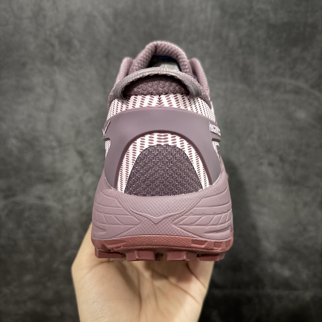 图片[4]-【公司级】HOKA ONE ONE Mafate Speed 2 Low 玛法特2代系列低帮轻量户外越野休闲运动慢跑鞋 HOKA ONE ONE 最近推出了一个胶囊系列 Origin Story 这个系列里的 Mafate Speed 2 可以说让我日思夜想有一阵子了 最近终于拔草 让我来分享一下这双也是上脚赞到爆的越野跑鞋吧 以阿尔卑斯山脉作为主题将亮黄色与蓝色调覆盖在这经典轮廓之上 配色的呈现效果相当亮眼 以至于很多人买这个配色是用来日常搭配的 鞋面采用超轻的无缝架构 轻薄的TPU贴在透气的鞋面材料上 减轻重量同时也保证了支撑性 鞋底则采用滚动平衡技术 引导跑者回归自然步态 祖传的神奇EVA材质中底依旧是一如既往地表现优秀 能提供充足的缓震 作为HOKA家的越野跑鞋 VIBRAM 橡胶大底也是必不可少的 即便在复杂湿滑的地形 依旧能有良好的抓地力及稳定性 鞋带采用了弹性不易松脱的扁宽弹性鞋带 前掌与中掌部分也进行了加宽 也更加适合亚洲人的脚型 是一款十分全面且足够强悍的户外硬核越野鞋 而这双极其亮眼的越野跑鞋恰好又是在江山一百中参赛的UTMB冠军 Ludovic POMMERET 夺冠时穿着的战靴 这就让它变得更加有吸引力了 用来日常搭配的话短裤是基本不挑 长裤我个人推荐阔腿裤 工装裤以及各种长筒牛仔裤都可以 尺码：36 36.5 37.5 38 38.5 39 40 40.5 41 42 42.5 43 44 44.5 45-选品中心