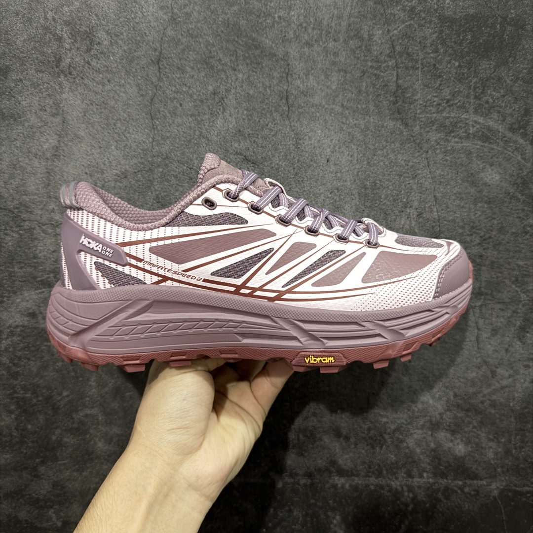 【公司级】HOKA ONE ONE Mafate Speed 2 Low 玛法特2代系列低帮轻量户外越野休闲运动慢跑鞋 HOKA ONE ONE 最近推出了一个胶囊系列 Origin Story 这个系列里的 Mafate Speed 2 可以说让我日思夜想有一阵子了 最近终于拔草 让我来分享一下这双也是上脚赞到爆的越野跑鞋吧 以阿尔卑斯山脉作为主题将亮黄色与蓝色调覆盖在这经典轮廓之上 配色的呈现效果相当亮眼 以至于很多人买这个配色是用来日常搭配的 鞋面采用超轻的无缝架构 轻薄的TPU贴在透气的鞋面材料上 减轻重量同时也保证了支撑性 鞋底则采用滚动平衡技术 引导跑者回归自然步态 祖传的神奇EVA材质中底依旧是一如既往地表现优秀 能提供充足的缓震 作为HOKA家的越野跑鞋 VIBRAM 橡胶大底也是必不可少的 即便在复杂湿滑的地形 依旧能有良好的抓地力及稳定性 鞋带采用了弹性不易松脱的扁宽弹性鞋带 前掌与中掌部分也进行了加宽 也更加适合亚洲人的脚型 是一款十分全面且足够强悍的户外硬核越野鞋 而这双极其亮眼的越野跑鞋恰好又是在江山一百中参赛的UTMB冠军 Ludovic POMMERET 夺冠时穿着的战靴 这就让它变得更加有吸引力了 用来日常搭配的话短裤是基本不挑 长裤我个人推荐阔腿裤 工装裤以及各种长筒牛仔裤都可以 尺码:36 36.5 37.5 38 38.5 39 40 40.5 41 42 42.5 43 44 44.5 45-选品中心
