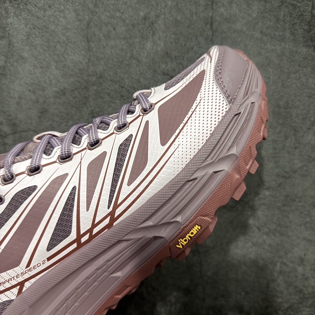 图片[6]-【公司级】HOKA ONE ONE Mafate Speed 2 Low 玛法特2代系列低帮轻量户外越野休闲运动慢跑鞋 HOKA ONE ONE 最近推出了一个胶囊系列 Origin Story 这个系列里的 Mafate Speed 2 可以说让我日思夜想有一阵子了 最近终于拔草 让我来分享一下这双也是上脚赞到爆的越野跑鞋吧 以阿尔卑斯山脉作为主题将亮黄色与蓝色调覆盖在这经典轮廓之上 配色的呈现效果相当亮眼 以至于很多人买这个配色是用来日常搭配的 鞋面采用超轻的无缝架构 轻薄的TPU贴在透气的鞋面材料上 减轻重量同时也保证了支撑性 鞋底则采用滚动平衡技术 引导跑者回归自然步态 祖传的神奇EVA材质中底依旧是一如既往地表现优秀 能提供充足的缓震 作为HOKA家的越野跑鞋 VIBRAM 橡胶大底也是必不可少的 即便在复杂湿滑的地形 依旧能有良好的抓地力及稳定性 鞋带采用了弹性不易松脱的扁宽弹性鞋带 前掌与中掌部分也进行了加宽 也更加适合亚洲人的脚型 是一款十分全面且足够强悍的户外硬核越野鞋 而这双极其亮眼的越野跑鞋恰好又是在江山一百中参赛的UTMB冠军 Ludovic POMMERET 夺冠时穿着的战靴 这就让它变得更加有吸引力了 用来日常搭配的话短裤是基本不挑 长裤我个人推荐阔腿裤 工装裤以及各种长筒牛仔裤都可以 尺码：36 36.5 37.5 38 38.5 39 40 40.5 41 42 42.5 43 44 44.5 45-选品中心