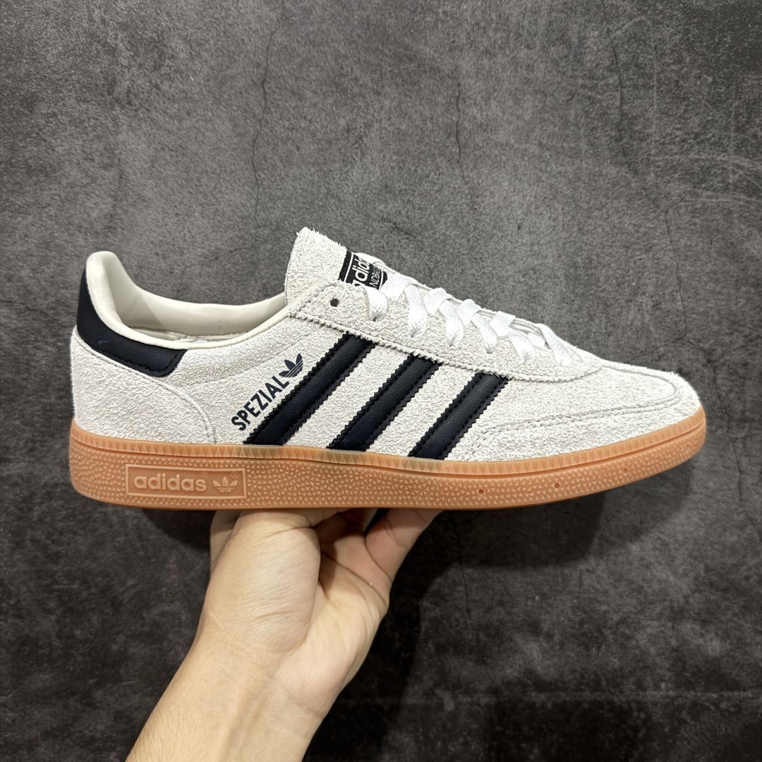 【Top纯原版】Adidas Handball Spezial 阿迪达斯经典款牛皮复古休闲板鞋 米白黑生胶 IF6562 原厂原档案开发出品 皮料切割干净无任何毛边 鞋型细节完美 超高清洁度 市场最高版本 尺码:35.5 36 36.5 37 38 38.5 39 40 40.5 41 42 42.5 43 44 44.5 45-选品中心