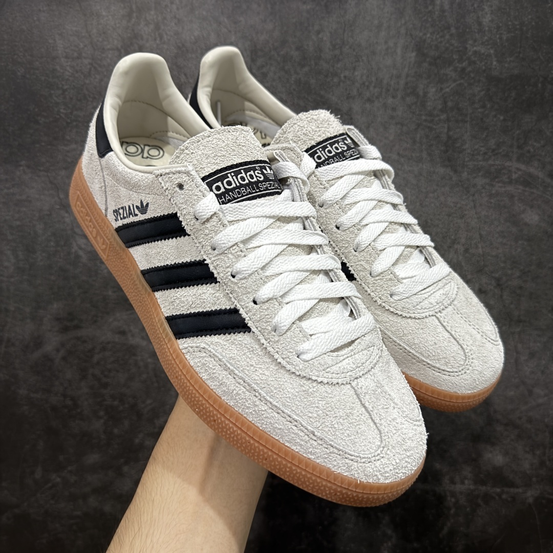 【Top纯原版】Adidas Handball Spezial 阿迪达斯经典款牛皮复古休闲板鞋 米白黑生胶 IF6562 原厂原档案开发出品 皮料切割干净无任何毛边 鞋型细节完美 超高清洁度 市场最高版本 尺码:35.5 36 36.5 37 38 38.5 39 40 40.5 41 42 42.5 43 44 44.5 45-选品中心