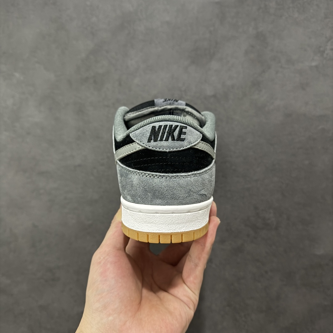 图片[4]-【定制版】Nike Dunk SB “DARK SMOKE GREY” 影子灰 雾霾 灰黑 原装头层材料 独家版型蒸餾加工 帶來的是更好的视觉和脚感体验 大厂纯原品质出货 清洁度 电绣工艺 皮料切割干净无任何毛边 细节完美 货号：HF3063-001 尺码：36 36.5 37.5 38 38.5 39 40 40.5 41 42 42.5 43 44 44.5 45-选品中心