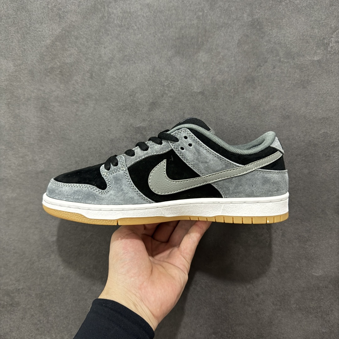 图片[2]-【定制版】Nike Dunk SB “DARK SMOKE GREY” 影子灰 雾霾 灰黑 原装头层材料 独家版型蒸餾加工 帶來的是更好的视觉和脚感体验 大厂纯原品质出货 清洁度 电绣工艺 皮料切割干净无任何毛边 细节完美 货号：HF3063-001 尺码：36 36.5 37.5 38 38.5 39 40 40.5 41 42 42.5 43 44 44.5 45-选品中心