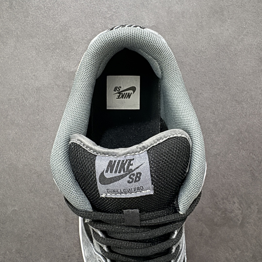 图片[7]-【定制版】Nike Dunk SB “DARK SMOKE GREY” 影子灰 雾霾 灰黑 原装头层材料 独家版型蒸餾加工 帶來的是更好的视觉和脚感体验 大厂纯原品质出货 清洁度 电绣工艺 皮料切割干净无任何毛边 细节完美 货号：HF3063-001 尺码：36 36.5 37.5 38 38.5 39 40 40.5 41 42 42.5 43 44 44.5 45-选品中心