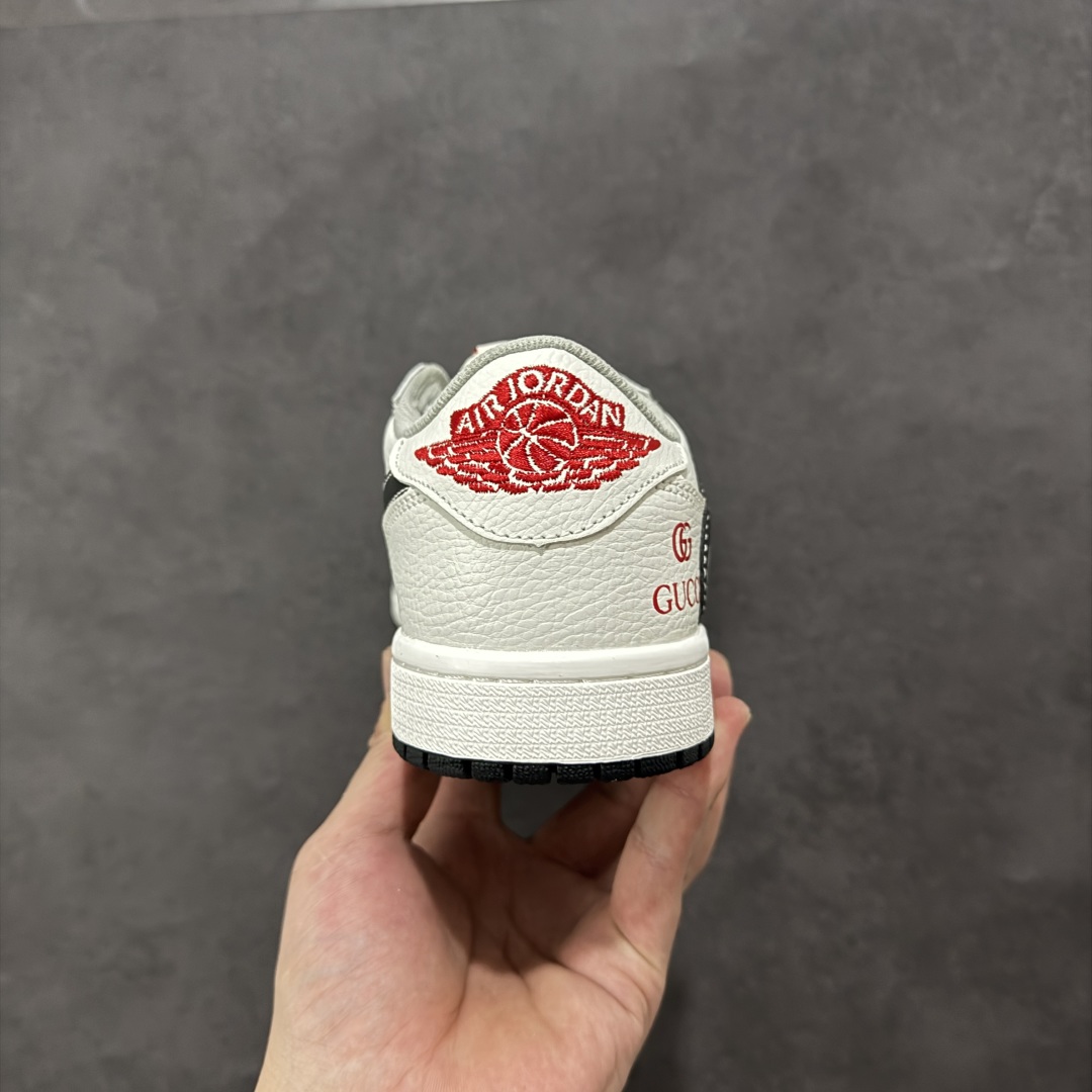 图片[4]-【定制版】Gucci x Travis Scott x Air Jordan 1 Low 古驰古奇 x AJ1 低帮 白黑红倒钩 AJ1 乔丹1代 aj1 乔1 低邦 白黑红倒勾 乔丹篮球鞋系列 鞋身整体以白色皮革为底搭配白色皮革框架覆盖层，标志性的反钩Swoosh Logo采用黑色3M反光呈现，内侧也辅以黑色Swoosh Logo点缀，鞋舌等多处TS标志性元素均得以保留；鞋舌上以GG及Gucci字样呈现，鞋头处迷你Swoosh Logo红色刺绣示人，后跟的Jack厂牌标志以及Wings Logo均采用红色缝线打造，后跟印有Gucci字样，彰显联名身份；最后以白色中底搭配黑色橡胶外底完善整体设计收尾。 货号：DZ5899-029 尺码：36 36.5 37.5 38 38.5 39 40 40.5 41 42 42.5 43 44 44.5 45 编码：HXSB330340-选品中心