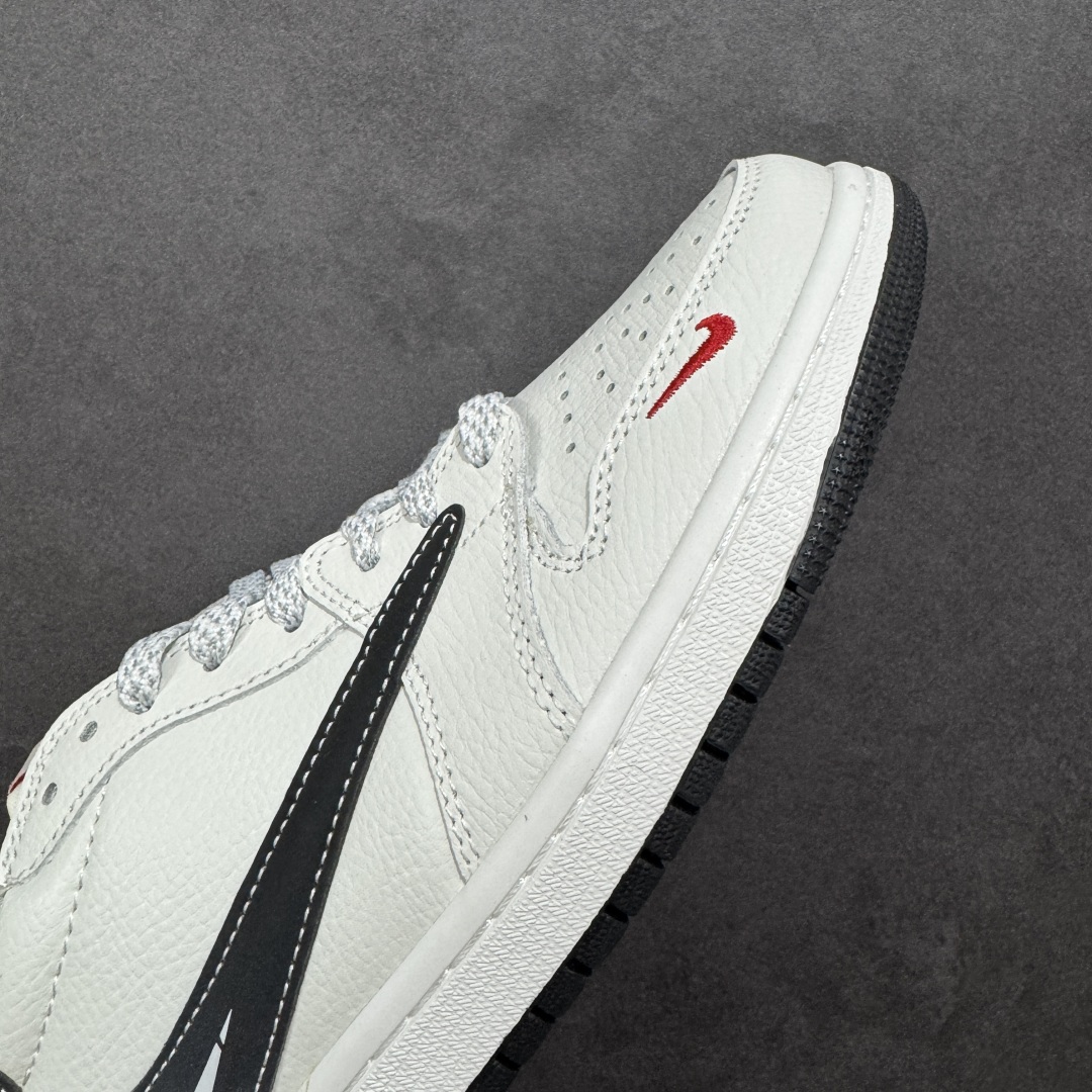 图片[5]-【定制版】Gucci x Travis Scott x Air Jordan 1 Low 古驰古奇 x AJ1 低帮 白黑红倒钩 AJ1 乔丹1代 aj1 乔1 低邦 白黑红倒勾 乔丹篮球鞋系列 鞋身整体以白色皮革为底搭配白色皮革框架覆盖层，标志性的反钩Swoosh Logo采用黑色3M反光呈现，内侧也辅以黑色Swoosh Logo点缀，鞋舌等多处TS标志性元素均得以保留；鞋舌上以GG及Gucci字样呈现，鞋头处迷你Swoosh Logo红色刺绣示人，后跟的Jack厂牌标志以及Wings Logo均采用红色缝线打造，后跟印有Gucci字样，彰显联名身份；最后以白色中底搭配黑色橡胶外底完善整体设计收尾。 货号：DZ5899-029 尺码：36 36.5 37.5 38 38.5 39 40 40.5 41 42 42.5 43 44 44.5 45 编码：HXSB330340-选品中心