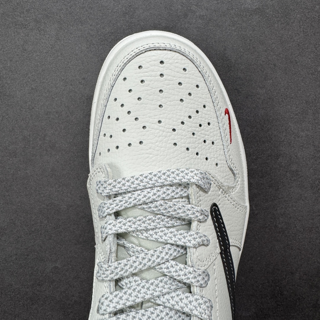 图片[8]-【定制版】Gucci x Travis Scott x Air Jordan 1 Low 古驰古奇 x AJ1 低帮 白黑红倒钩 AJ1 乔丹1代 aj1 乔1 低邦 白黑红倒勾 乔丹篮球鞋系列 鞋身整体以白色皮革为底搭配白色皮革框架覆盖层，标志性的反钩Swoosh Logo采用黑色3M反光呈现，内侧也辅以黑色Swoosh Logo点缀，鞋舌等多处TS标志性元素均得以保留；鞋舌上以GG及Gucci字样呈现，鞋头处迷你Swoosh Logo红色刺绣示人，后跟的Jack厂牌标志以及Wings Logo均采用红色缝线打造，后跟印有Gucci字样，彰显联名身份；最后以白色中底搭配黑色橡胶外底完善整体设计收尾。 货号：DZ5899-029 尺码：36 36.5 37.5 38 38.5 39 40 40.5 41 42 42.5 43 44 44.5 45 编码：HXSB330340-选品中心