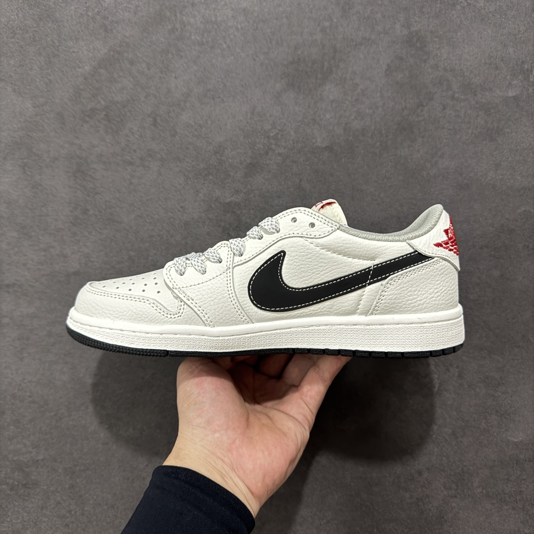 图片[2]-【定制版】Gucci x Travis Scott x Air Jordan 1 Low 古驰古奇 x AJ1 低帮 白黑红倒钩 AJ1 乔丹1代 aj1 乔1 低邦 白黑红倒勾 乔丹篮球鞋系列 鞋身整体以白色皮革为底搭配白色皮革框架覆盖层，标志性的反钩Swoosh Logo采用黑色3M反光呈现，内侧也辅以黑色Swoosh Logo点缀，鞋舌等多处TS标志性元素均得以保留；鞋舌上以GG及Gucci字样呈现，鞋头处迷你Swoosh Logo红色刺绣示人，后跟的Jack厂牌标志以及Wings Logo均采用红色缝线打造，后跟印有Gucci字样，彰显联名身份；最后以白色中底搭配黑色橡胶外底完善整体设计收尾。 货号：DZ5899-029 尺码：36 36.5 37.5 38 38.5 39 40 40.5 41 42 42.5 43 44 44.5 45 编码：HXSB330340-选品中心