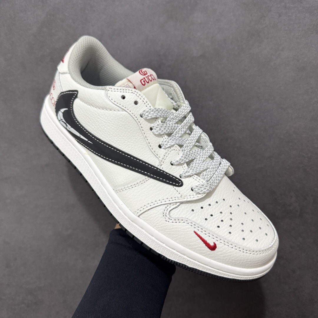 图片[3]-【定制版】Gucci x Travis Scott x Air Jordan 1 Low 古驰古奇 x AJ1 低帮 白黑红倒钩 AJ1 乔丹1代 aj1 乔1 低邦 白黑红倒勾 乔丹篮球鞋系列 鞋身整体以白色皮革为底搭配白色皮革框架覆盖层，标志性的反钩Swoosh Logo采用黑色3M反光呈现，内侧也辅以黑色Swoosh Logo点缀，鞋舌等多处TS标志性元素均得以保留；鞋舌上以GG及Gucci字样呈现，鞋头处迷你Swoosh Logo红色刺绣示人，后跟的Jack厂牌标志以及Wings Logo均采用红色缝线打造，后跟印有Gucci字样，彰显联名身份；最后以白色中底搭配黑色橡胶外底完善整体设计收尾。 货号：DZ5899-029 尺码：36 36.5 37.5 38 38.5 39 40 40.5 41 42 42.5 43 44 44.5 45 编码：HXSB330340-选品中心