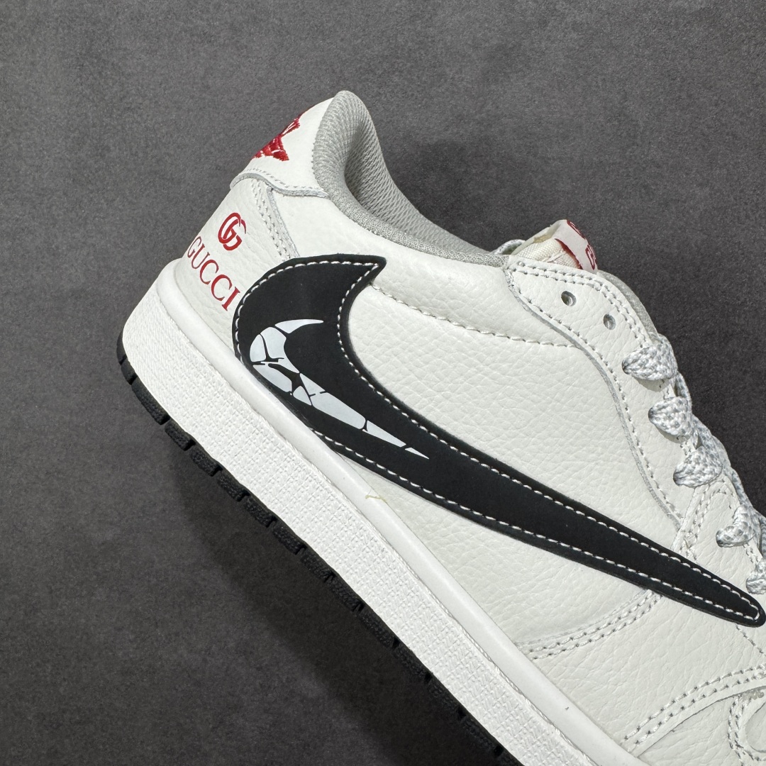 图片[6]-【定制版】Gucci x Travis Scott x Air Jordan 1 Low 古驰古奇 x AJ1 低帮 白黑红倒钩 AJ1 乔丹1代 aj1 乔1 低邦 白黑红倒勾 乔丹篮球鞋系列 鞋身整体以白色皮革为底搭配白色皮革框架覆盖层，标志性的反钩Swoosh Logo采用黑色3M反光呈现，内侧也辅以黑色Swoosh Logo点缀，鞋舌等多处TS标志性元素均得以保留；鞋舌上以GG及Gucci字样呈现，鞋头处迷你Swoosh Logo红色刺绣示人，后跟的Jack厂牌标志以及Wings Logo均采用红色缝线打造，后跟印有Gucci字样，彰显联名身份；最后以白色中底搭配黑色橡胶外底完善整体设计收尾。 货号：DZ5899-029 尺码：36 36.5 37.5 38 38.5 39 40 40.5 41 42 42.5 43 44 44.5 45 编码：HXSB330340-选品中心