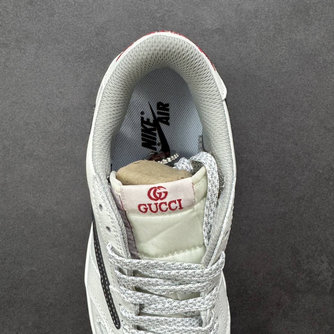 图片[7]-【定制版】Gucci x Travis Scott x Air Jordan 1 Low 古驰古奇 x AJ1 低帮 白黑红倒钩 AJ1 乔丹1代 aj1 乔1 低邦 白黑红倒勾 乔丹篮球鞋系列 鞋身整体以白色皮革为底搭配白色皮革框架覆盖层，标志性的反钩Swoosh Logo采用黑色3M反光呈现，内侧也辅以黑色Swoosh Logo点缀，鞋舌等多处TS标志性元素均得以保留；鞋舌上以GG及Gucci字样呈现，鞋头处迷你Swoosh Logo红色刺绣示人，后跟的Jack厂牌标志以及Wings Logo均采用红色缝线打造，后跟印有Gucci字样，彰显联名身份；最后以白色中底搭配黑色橡胶外底完善整体设计收尾。 货号：DZ5899-029 尺码：36 36.5 37.5 38 38.5 39 40 40.5 41 42 42.5 43 44 44.5 45 编码：HXSB330340-选品中心