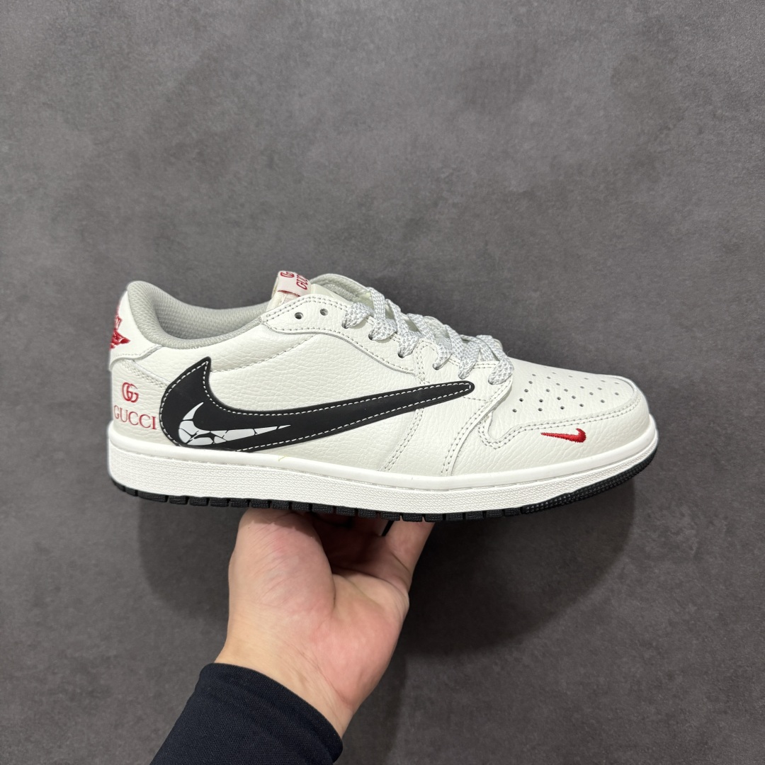 【定制版】Gucci x Travis Scott x Air Jordan 1 Low 古驰古奇 x AJ1 低帮 白黑红倒钩 AJ1 乔丹1代 aj1 乔1 低邦 白黑红倒勾 乔丹篮球鞋系列 鞋身整体以白色皮革为底搭配白色皮革框架覆盖层,标志性的反钩Swoosh Logo采用黑色3M反光呈现,内侧也辅以黑色Swoosh Logo点缀,鞋舌等多处TS标志性元素均得以保留;鞋舌上以GG及Gucci字样呈现,鞋头处迷你Swoosh Logo红色刺绣示人,后跟的Jack厂牌标志以及Wings Logo均采用红色缝线打造,后跟印有Gucci字样,彰显联名身份;最后以白色中底搭配黑色橡胶外底完善整体设计收尾。 货号:DZ5899-029 尺码:36 36.5 37.5 38 38.5 39 40 40.5 41 42 42.5 43 44 44.5 45 编码:HXSB330340-选品中心