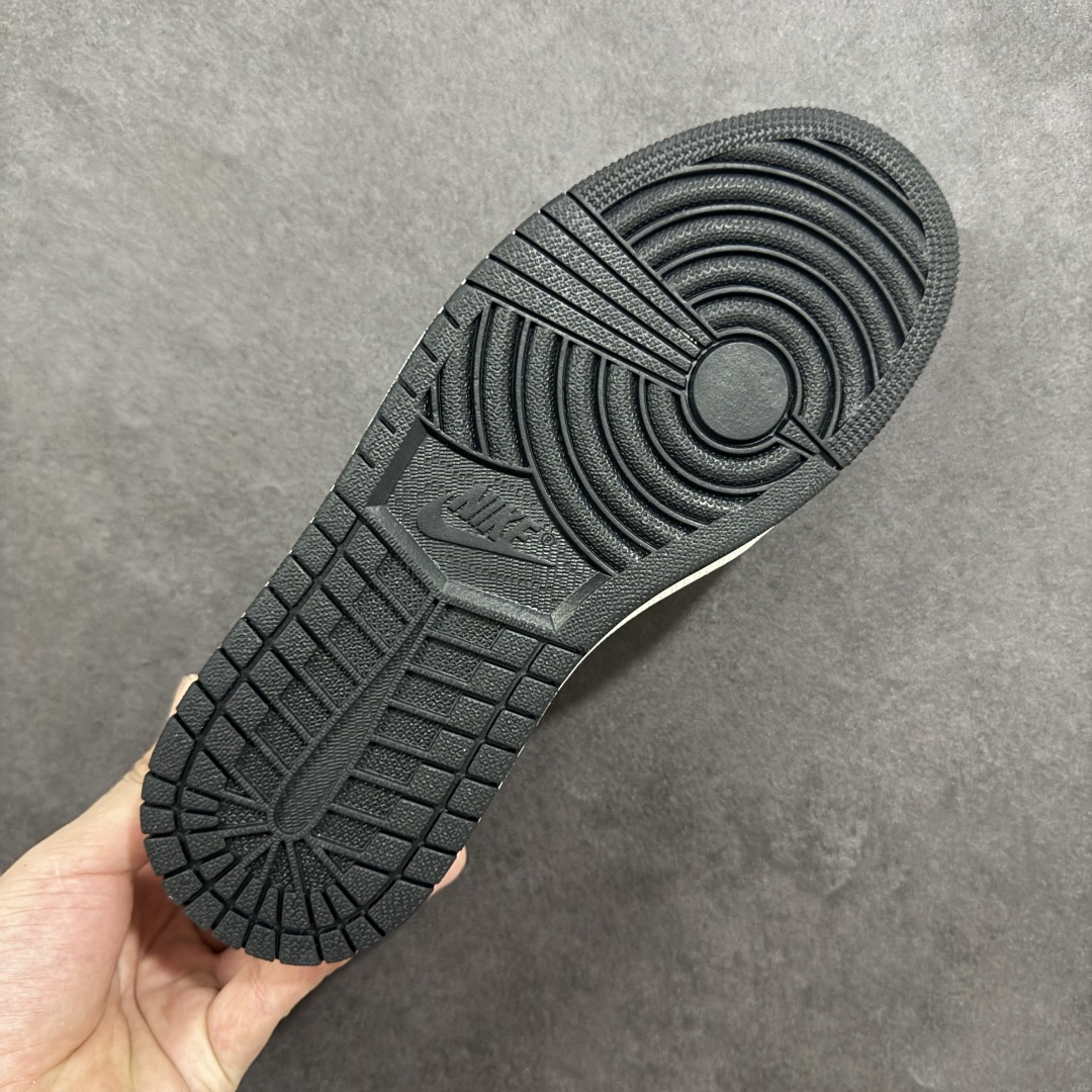 图片[9]-【定制版】Gucci x Travis Scott x Air Jordan 1 Low 古驰古奇 x AJ1 低帮 白黑红倒钩 AJ1 乔丹1代 aj1 乔1 低邦 白黑红倒勾 乔丹篮球鞋系列 鞋身整体以白色皮革为底搭配白色皮革框架覆盖层，标志性的反钩Swoosh Logo采用黑色3M反光呈现，内侧也辅以黑色Swoosh Logo点缀，鞋舌等多处TS标志性元素均得以保留；鞋舌上以GG及Gucci字样呈现，鞋头处迷你Swoosh Logo红色刺绣示人，后跟的Jack厂牌标志以及Wings Logo均采用红色缝线打造，后跟印有Gucci字样，彰显联名身份；最后以白色中底搭配黑色橡胶外底完善整体设计收尾。 货号：DZ5899-029 尺码：36 36.5 37.5 38 38.5 39 40 40.5 41 42 42.5 43 44 44.5 45 编码：HXSB330340-选品中心
