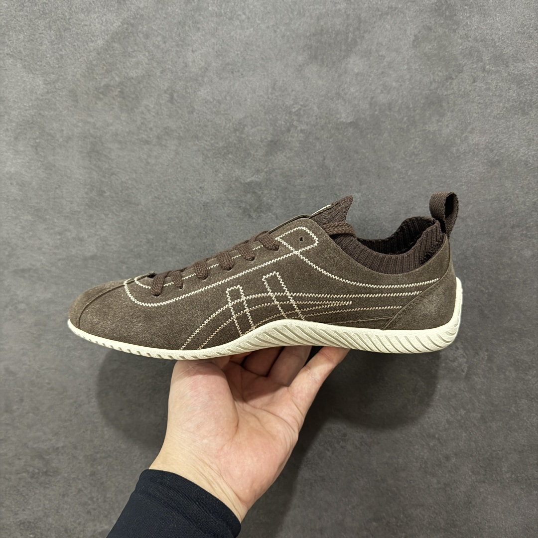 图片[2]-【公司级】亚瑟士 Onitsuka Tiger 鬼塚虎 SCLAW 鬼冢虎 轻便舒适 防滑耐磨透气支撑 低帮 生活休闲鞋 男女同款 复古美学极简风格，配色独具个性又超级好看。鞋口织物收口，经典鞋袜一体，明线设计标志性 logo，太亮眼啦！整体采用织物和柔软皮革拼接，时尚质感满满。关键是上脚舒服得不得了，巨好穿！不管是日常搭配还是运动，它都能完美胜任。 尺码：36-45含半码-选品中心