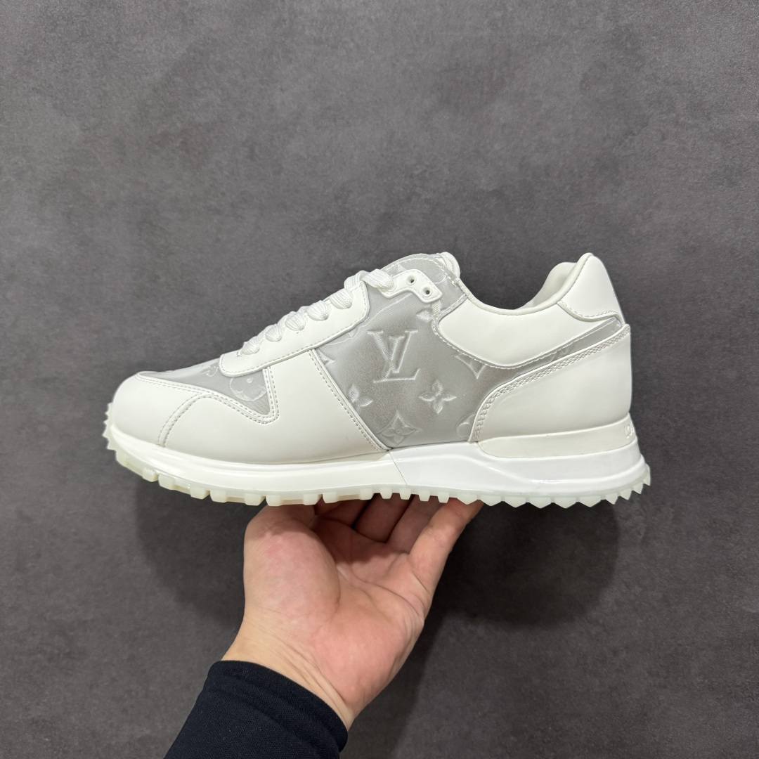 图片[2]-【广东纯原版本】LV Run Away 运动鞋 拼接 Epi 牛皮革和 Monogram 压纹粒面牛皮革，再现传统跑鞋的灵感启发。楔形外底延续标志性设计，品牌字母和标识分饰鞋舌和鞋后。Monogram 压纹粒面牛皮革和 Epi 牛皮革橡胶外底 尺码：40-45 编码：FJB390400-选品中心