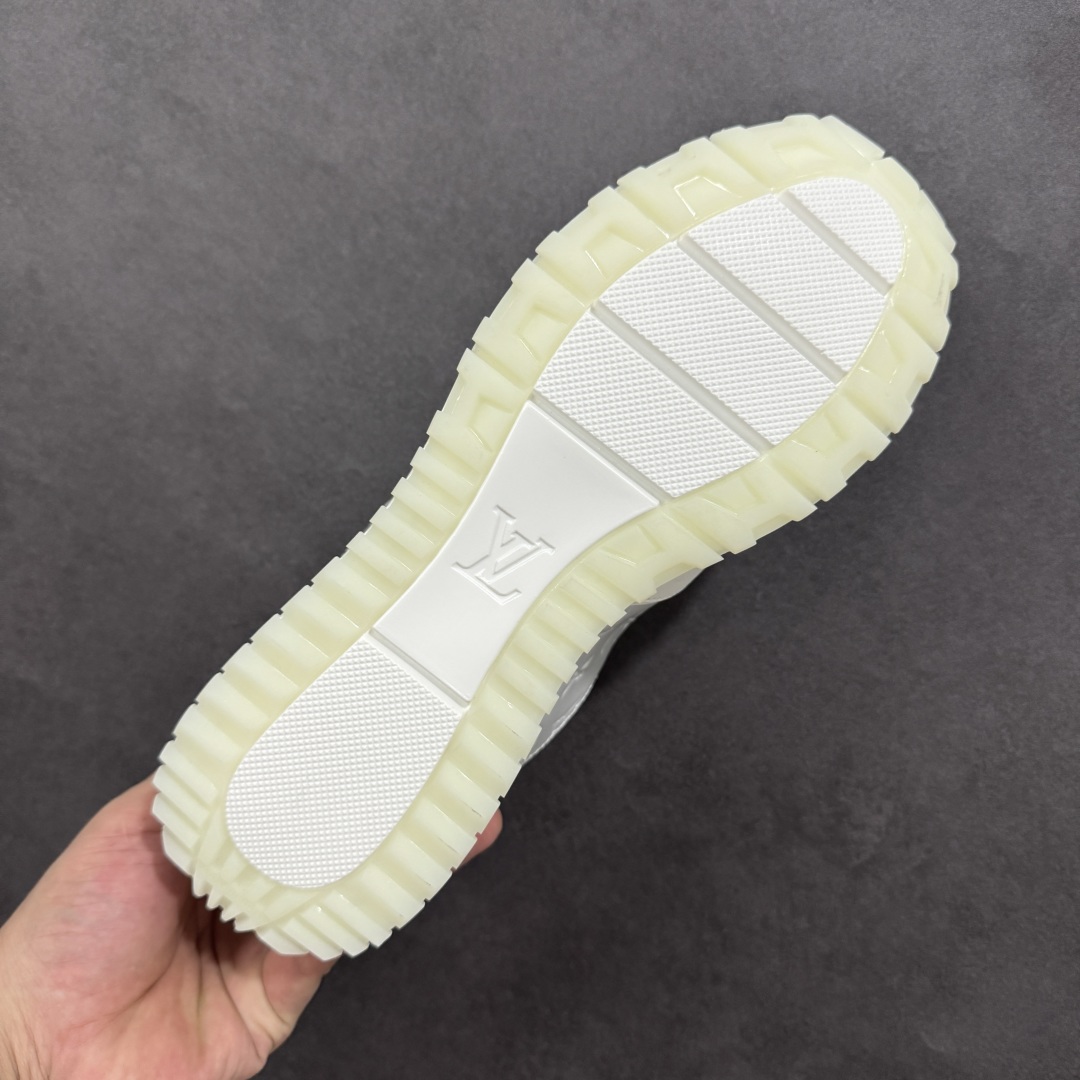 图片[9]-【广东纯原版本】LV Run Away 运动鞋 拼接 Epi 牛皮革和 Monogram 压纹粒面牛皮革，再现传统跑鞋的灵感启发。楔形外底延续标志性设计，品牌字母和标识分饰鞋舌和鞋后。Monogram 压纹粒面牛皮革和 Epi 牛皮革橡胶外底 尺码：40-45 编码：FJB390400-选品中心