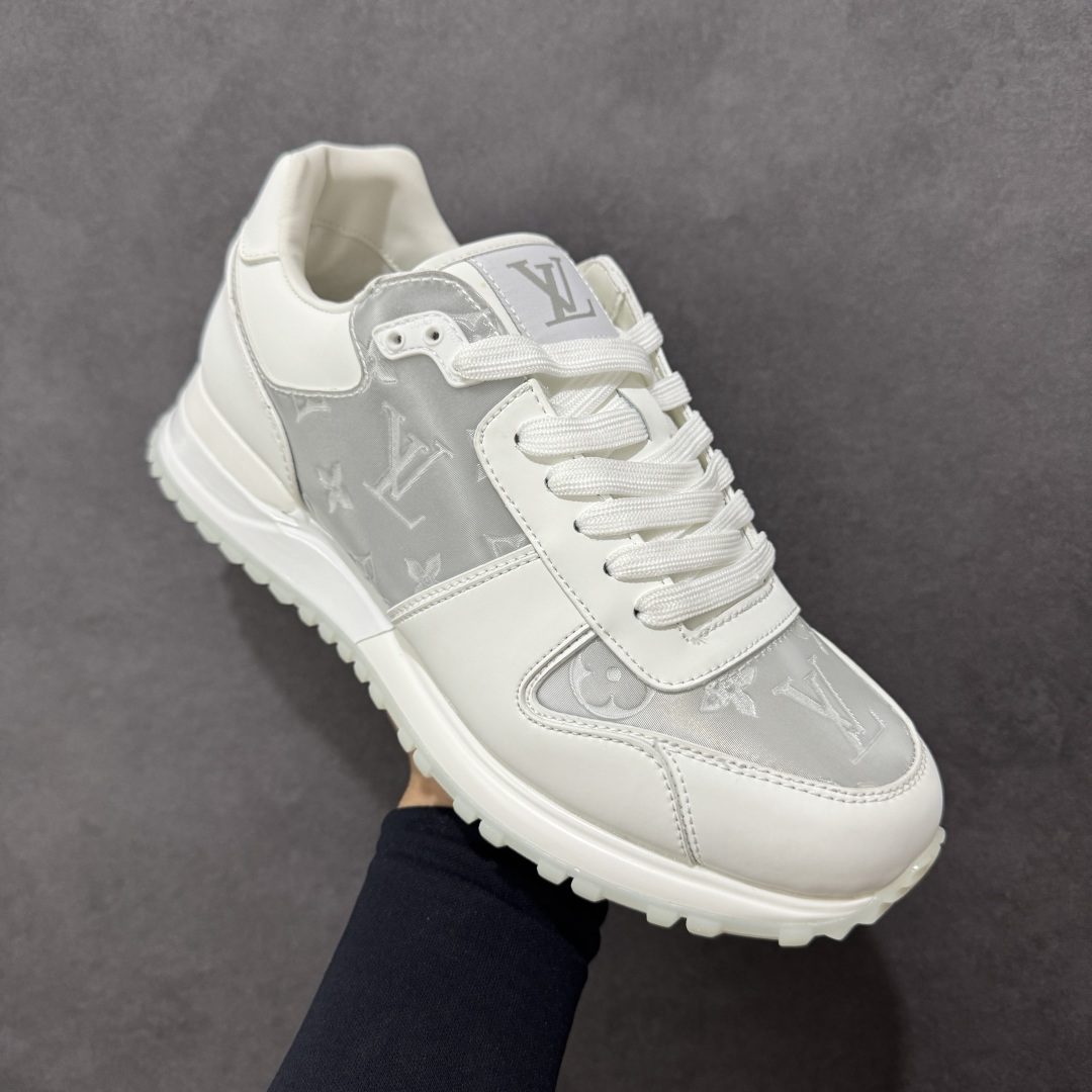 图片[3]-【广东纯原版本】LV Run Away 运动鞋 拼接 Epi 牛皮革和 Monogram 压纹粒面牛皮革，再现传统跑鞋的灵感启发。楔形外底延续标志性设计，品牌字母和标识分饰鞋舌和鞋后。Monogram 压纹粒面牛皮革和 Epi 牛皮革橡胶外底 尺码：40-45 编码：FJB390400-选品中心