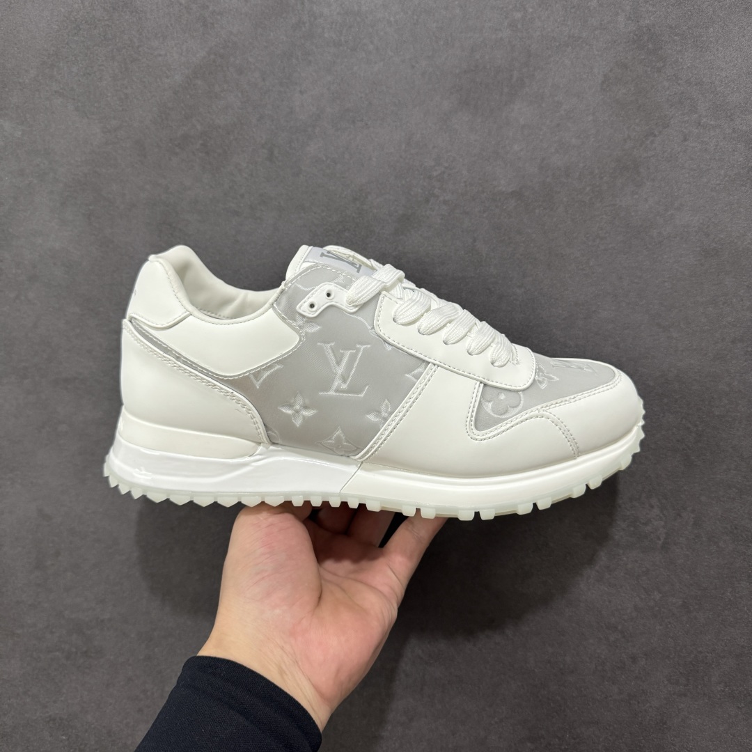 【广东纯原版本】LV Run Away 运动鞋 拼接 Epi 牛皮革和 Monogram 压纹粒面牛皮革,再现传统跑鞋的灵感启发。楔形外底延续标志性设计,品牌字母和标识分饰鞋舌和鞋后。Monogram 压纹粒面牛皮革和 Epi 牛皮革橡胶外底 尺码:40-45 编码:FJB390400-选品中心