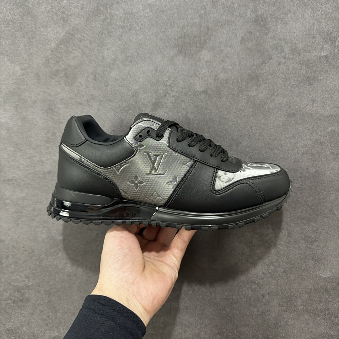 【广东纯原版本】LV Run Away 运动鞋 拼接 Epi 牛皮革和 Monogram 压纹粒面牛皮革,再现传统跑鞋的灵感启发。楔形外底延续标志性设计,品牌字母和标识分饰鞋舌和鞋后。Monogram 压纹粒面牛皮革和 Epi 牛皮革橡胶外底 尺码:40-45 编码:FJB390400-选品中心