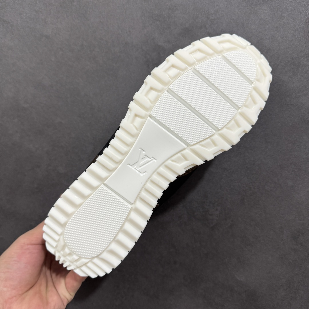 图片[9]-【广东纯原版本】LV Run Away 运动鞋 拼接 Epi 牛皮革和 Monogram 压纹粒面牛皮革，再现传统跑鞋的灵感启发。楔形外底延续标志性设计，品牌字母和标识分饰鞋舌和鞋后。Monogram 压纹粒面牛皮革和 Epi 牛皮革橡胶外底 尺码：40-45 编码：FJB390400-选品中心