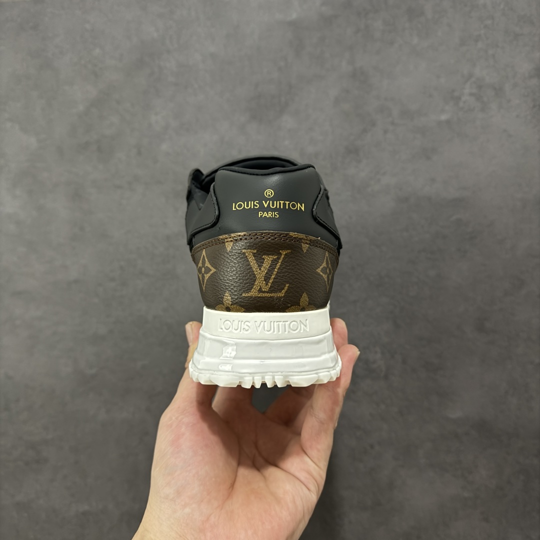 图片[4]-【广东纯原版本】LV Run Away 运动鞋 拼接 Epi 牛皮革和 Monogram 压纹粒面牛皮革，再现传统跑鞋的灵感启发。楔形外底延续标志性设计，品牌字母和标识分饰鞋舌和鞋后。Monogram 压纹粒面牛皮革和 Epi 牛皮革橡胶外底 尺码：40-45 编码：FJB390400-选品中心