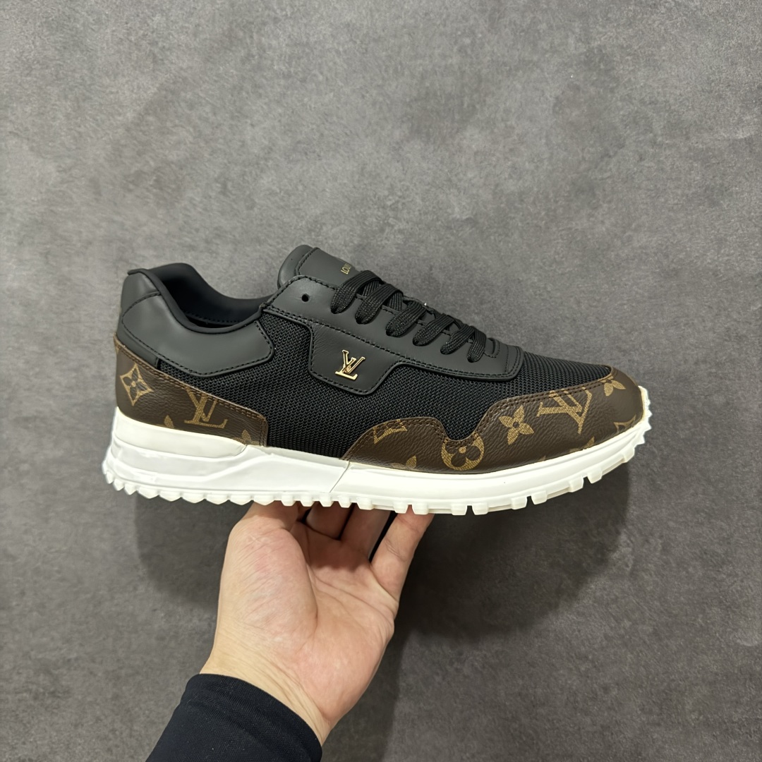 【广东纯原版本】LV Run Away 运动鞋 拼接 Epi 牛皮革和 Monogram 压纹粒面牛皮革,再现传统跑鞋的灵感启发。楔形外底延续标志性设计,品牌字母和标识分饰鞋舌和鞋后。Monogram 压纹粒面牛皮革和 Epi 牛皮革橡胶外底 尺码:40-45 编码:FJB390400-选品中心