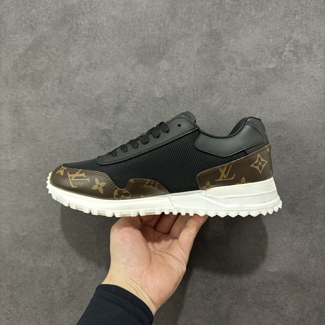 图片[2]-【广东纯原版本】LV Run Away 运动鞋 拼接 Epi 牛皮革和 Monogram 压纹粒面牛皮革，再现传统跑鞋的灵感启发。楔形外底延续标志性设计，品牌字母和标识分饰鞋舌和鞋后。Monogram 压纹粒面牛皮革和 Epi 牛皮革橡胶外底 尺码：40-45 编码：FJB390400-选品中心