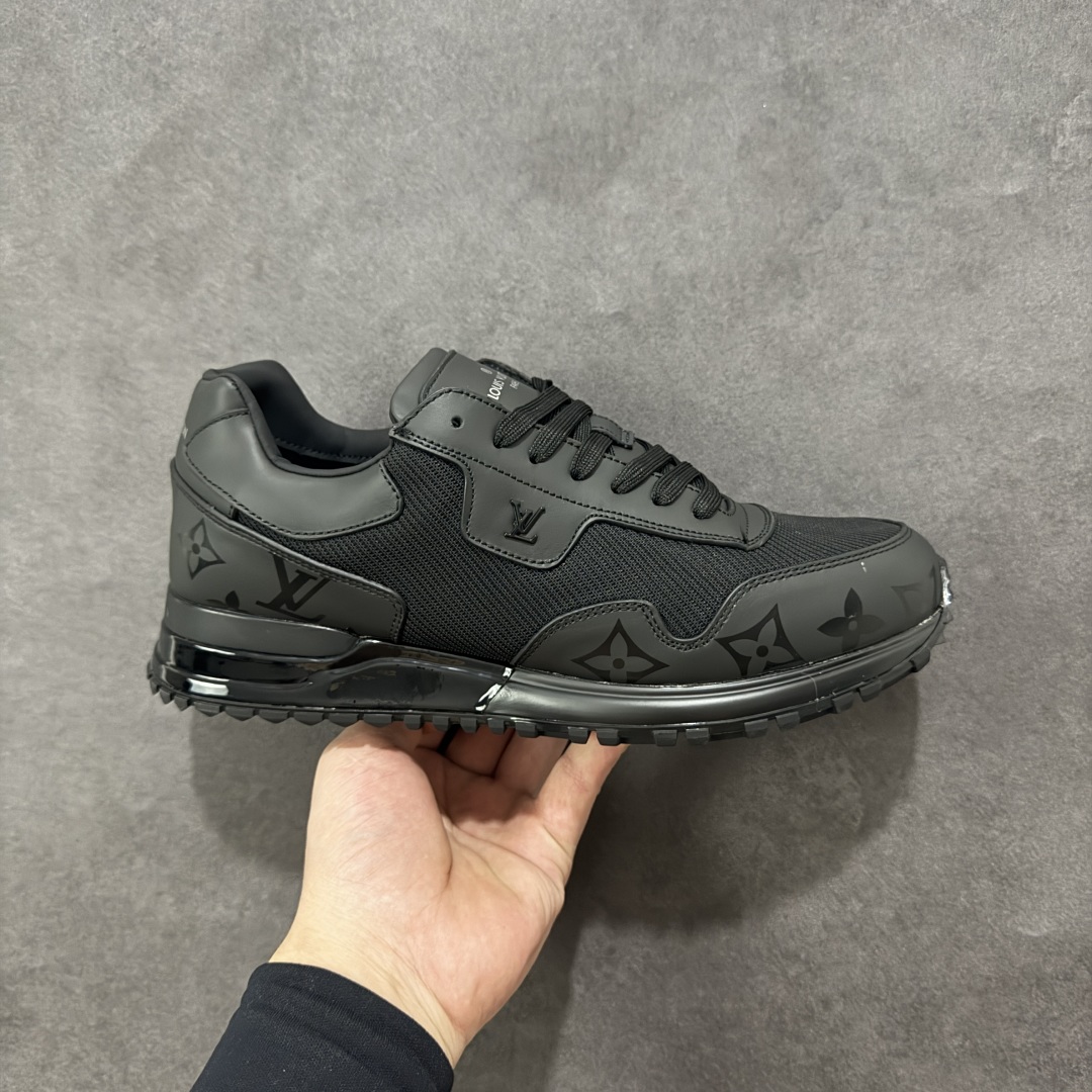 【广东纯原版本】LV Run Away 运动鞋 拼接 Epi 牛皮革和 Monogram 压纹粒面牛皮革,再现传统跑鞋的灵感启发。楔形外底延续标志性设计,品牌字母和标识分饰鞋舌和鞋后。Monogram 压纹粒面牛皮革和 Epi 牛皮革橡胶外底 尺码:40-45 编码:FJB390400-选品中心