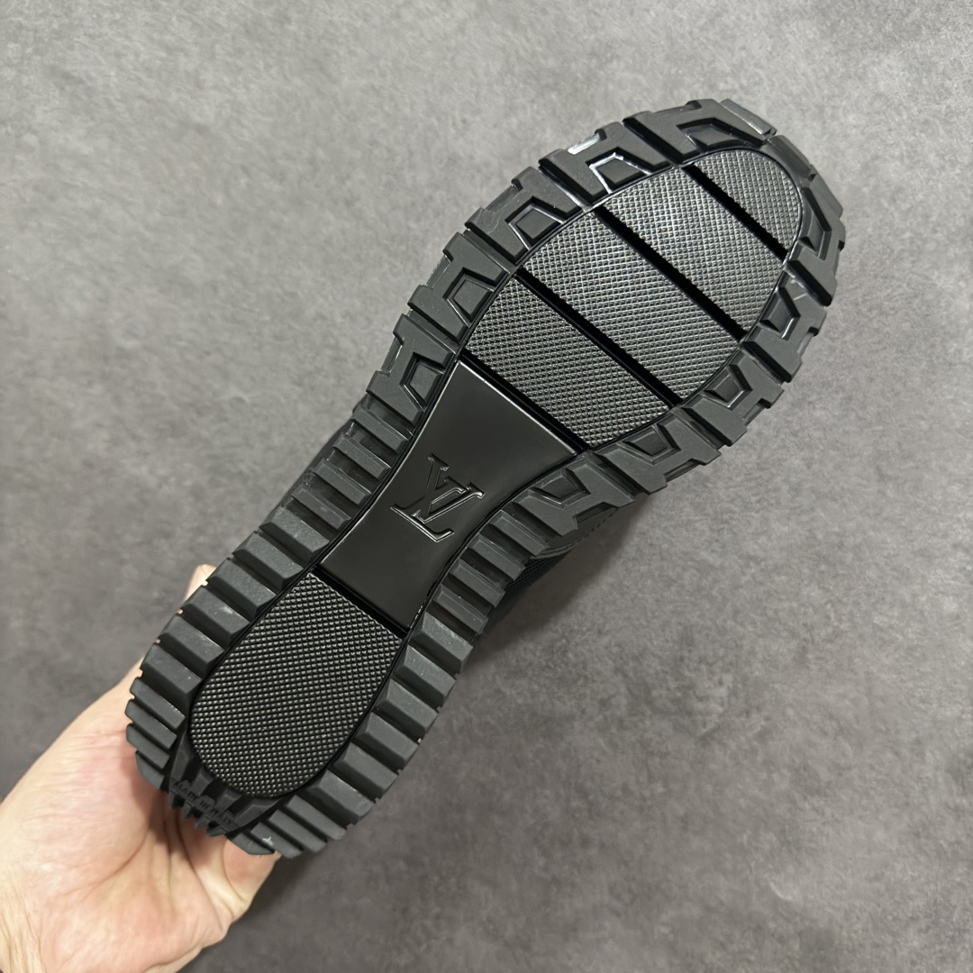 图片[9]-【广东纯原版本】LV Run Away 运动鞋 拼接 Epi 牛皮革和 Monogram 压纹粒面牛皮革，再现传统跑鞋的灵感启发。楔形外底延续标志性设计，品牌字母和标识分饰鞋舌和鞋后。Monogram 压纹粒面牛皮革和 Epi 牛皮革橡胶外底 尺码：40-45 编码：FJB390400-选品中心