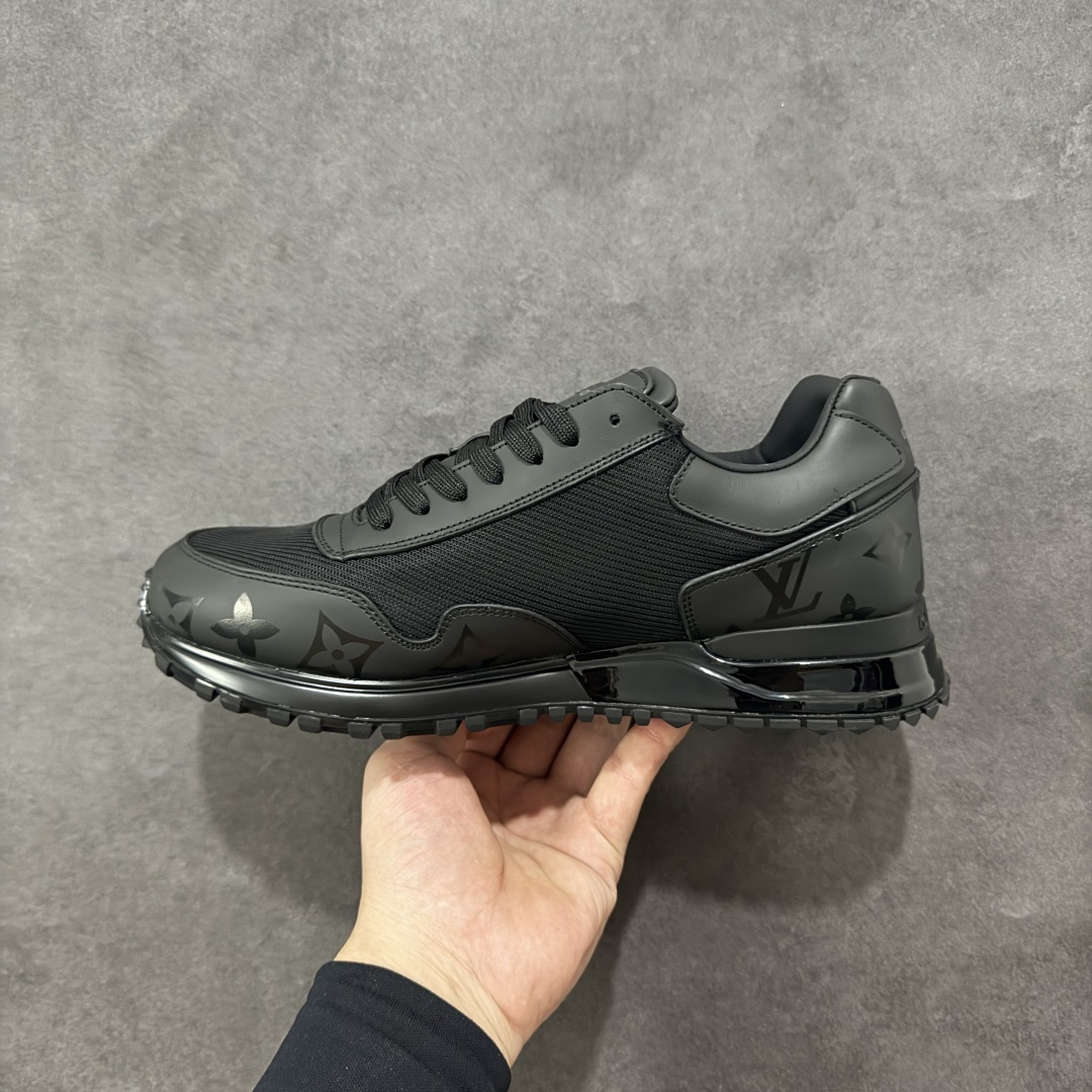 图片[2]-【广东纯原版本】LV Run Away 运动鞋 拼接 Epi 牛皮革和 Monogram 压纹粒面牛皮革，再现传统跑鞋的灵感启发。楔形外底延续标志性设计，品牌字母和标识分饰鞋舌和鞋后。Monogram 压纹粒面牛皮革和 Epi 牛皮革橡胶外底 尺码：40-45 编码：FJB390400-选品中心