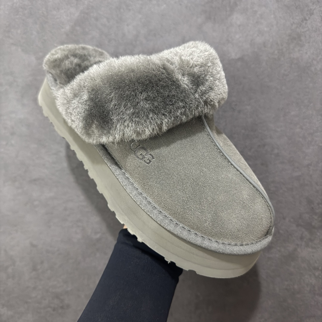 图片[3]-【SP顶级版】UGG DISQUETTE 拖鞋 秋冬羊毛一体雪地靴 W/1122550 原代工厂隆丰A级真羊毛皮一体完全遵循正平正品，精选A级羊皮毛一体材质，内里毛绒如云朵般包裹双脚，白带恒温属性一寒锁温抗冻，股季透气排湿，让双脚时刻处于干爽舒适的状态，轻量化设计搭配柔韧鞋底，每一步都似踩在软垫上，再加上贴合足型的弧度与足跟支撑，无论是居家休憩,外出通勤还是日常跑腿，全天行走也无负担。 从经典高筒靴到简约拖鞋，从基础中性色到潮流设计，既能与牛仔裤、卫衣打造随性日常，也能搭配裙子、男女同款更能轻松适配情侣穿搭。 优质羊皮毛天生耐磨损，搭配扎实工艺与防水科技加持，能抵御日常磨损与雨雪侵袭。一双穿数年仍能保持柔软质感💪🏻 尺码：35-40-选品中心