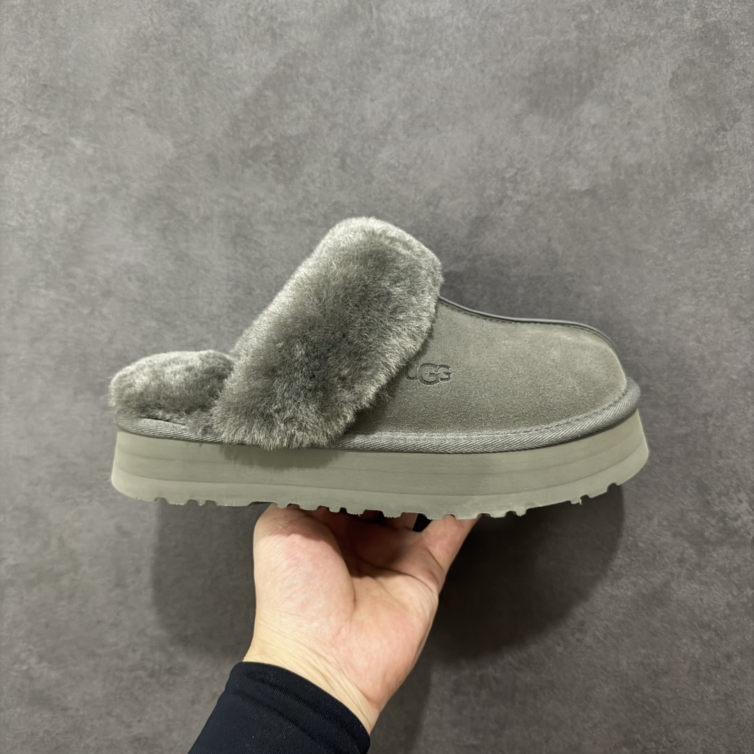 【SP顶级版】UGG DISQUETTE 拖鞋 秋冬羊毛一体雪地靴 W/1122550 原代工厂隆丰A级真羊毛皮一体完全遵循正平正品,精选A级羊皮毛一体材质,内里毛绒如云朵般包裹双脚,白带恒温属性一寒锁温抗冻,股季透气排湿,让双脚时刻处于干爽舒适的状态,轻量化设计搭配柔韧鞋底,每一步都似踩在软垫上,再加上贴合足型的弧度与足跟支撑,无论是居家休憩,外出通勤还是日常跑腿,全天行走也无负担。 从经典高筒靴到简约拖鞋,从基础中性色到潮流设计,既能与牛仔裤、卫衣打造随性日常,也能搭配裙子、男女同款更能轻松适配情侣穿搭。 优质羊皮毛天生耐磨损,搭配扎实工艺与防水科技加持,能抵御日常磨损与雨雪侵袭。一双穿数年仍能保持柔软质感💪🏻 尺码:35-40-选品中心