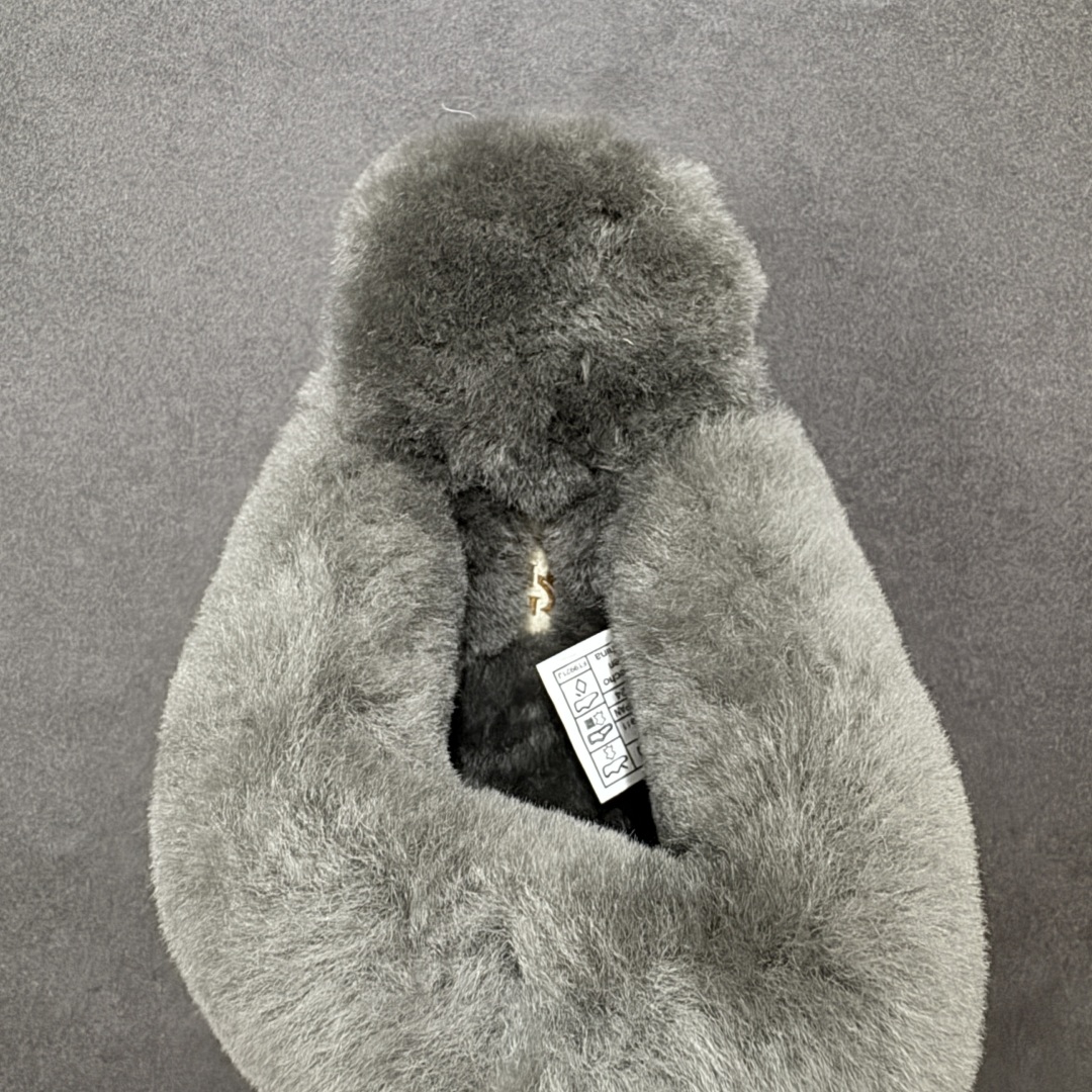 图片[7]-【SP顶级版】UGG DISQUETTE 拖鞋 秋冬羊毛一体雪地靴 W/1122550 原代工厂隆丰A级真羊毛皮一体完全遵循正平正品，精选A级羊皮毛一体材质，内里毛绒如云朵般包裹双脚，白带恒温属性一寒锁温抗冻，股季透气排湿，让双脚时刻处于干爽舒适的状态，轻量化设计搭配柔韧鞋底，每一步都似踩在软垫上，再加上贴合足型的弧度与足跟支撑，无论是居家休憩,外出通勤还是日常跑腿，全天行走也无负担。 从经典高筒靴到简约拖鞋，从基础中性色到潮流设计，既能与牛仔裤、卫衣打造随性日常，也能搭配裙子、男女同款更能轻松适配情侣穿搭。 优质羊皮毛天生耐磨损，搭配扎实工艺与防水科技加持，能抵御日常磨损与雨雪侵袭。一双穿数年仍能保持柔软质感💪🏻 尺码：35-40-选品中心