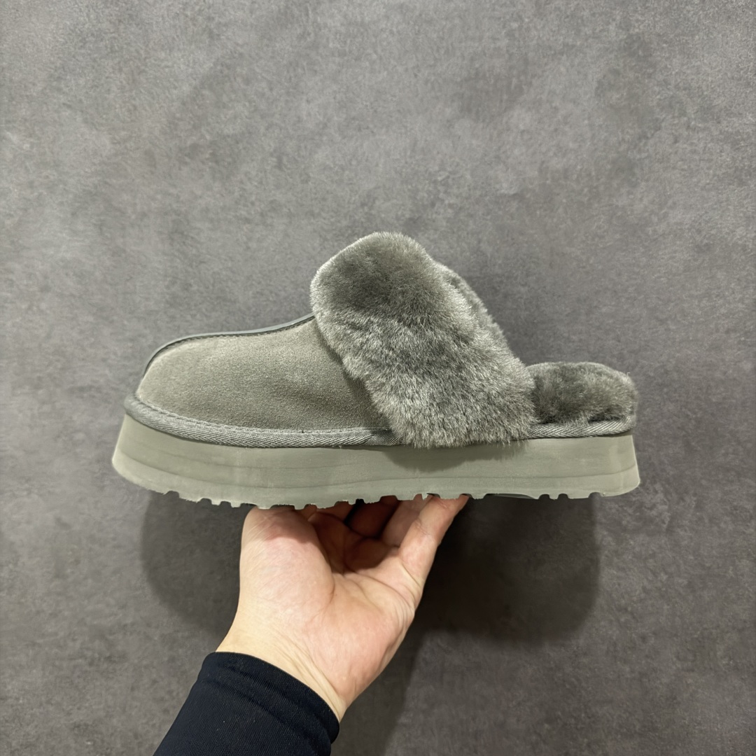 图片[2]-【SP顶级版】UGG DISQUETTE 拖鞋 秋冬羊毛一体雪地靴 W/1122550 原代工厂隆丰A级真羊毛皮一体完全遵循正平正品，精选A级羊皮毛一体材质，内里毛绒如云朵般包裹双脚，白带恒温属性一寒锁温抗冻，股季透气排湿，让双脚时刻处于干爽舒适的状态，轻量化设计搭配柔韧鞋底，每一步都似踩在软垫上，再加上贴合足型的弧度与足跟支撑，无论是居家休憩,外出通勤还是日常跑腿，全天行走也无负担。 从经典高筒靴到简约拖鞋，从基础中性色到潮流设计，既能与牛仔裤、卫衣打造随性日常，也能搭配裙子、男女同款更能轻松适配情侣穿搭。 优质羊皮毛天生耐磨损，搭配扎实工艺与防水科技加持，能抵御日常磨损与雨雪侵袭。一双穿数年仍能保持柔软质感💪🏻 尺码：35-40-选品中心