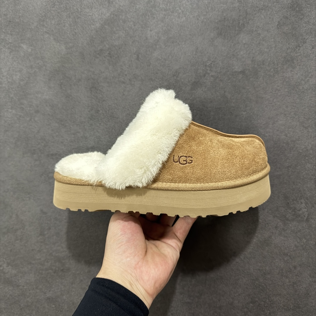 【SP顶级版】UGG DISQUETTE 拖鞋 秋冬羊毛一体雪地靴 W/1122550 原代工厂隆丰A级真羊毛皮一体完全遵循正平正品,精选A级羊皮毛一体材质,内里毛绒如云朵般包裹双脚,白带恒温属性一寒锁温抗冻,股季透气排湿,让双脚时刻处于干爽舒适的状态,轻量化设计搭配柔韧鞋底,每一步都似踩在软垫上,再加上贴合足型的弧度与足跟支撑,无论是居家休憩,外出通勤还是日常跑腿,全天行走也无负担。 从经典高筒靴到简约拖鞋,从基础中性色到潮流设计,既能与牛仔裤、卫衣打造随性日常,也能搭配裙子、男女同款更能轻松适配情侣穿搭。 优质羊皮毛天生耐磨损,搭配扎实工艺与防水科技加持,能抵御日常磨损与雨雪侵袭。一双穿数年仍能保持柔软质感💪🏻 尺码:35-40-选品中心