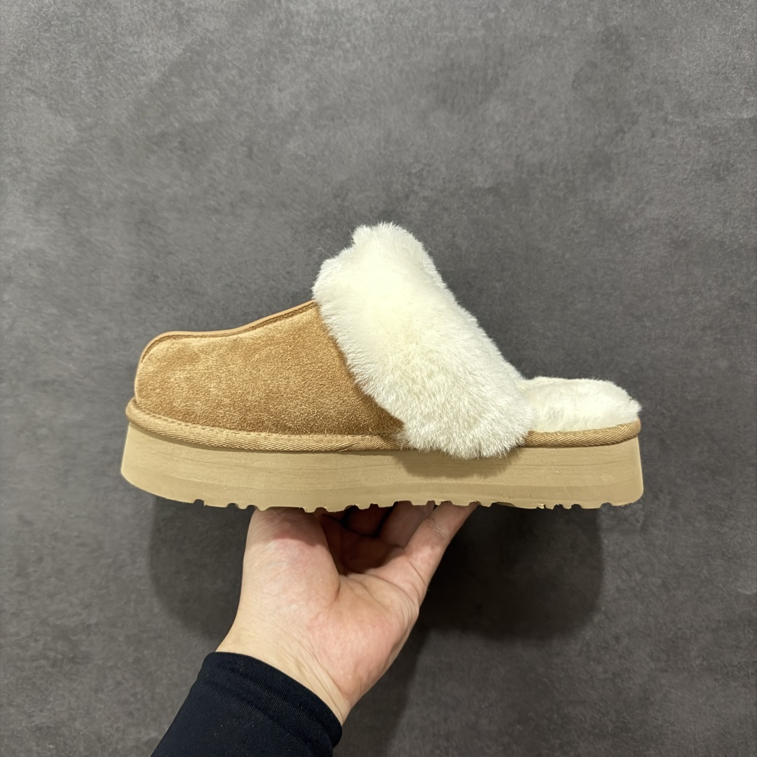 图片[2]-【SP顶级版】UGG DISQUETTE 拖鞋 秋冬羊毛一体雪地靴 W/1122550 原代工厂隆丰A级真羊毛皮一体完全遵循正平正品，精选A级羊皮毛一体材质，内里毛绒如云朵般包裹双脚，白带恒温属性一寒锁温抗冻，股季透气排湿，让双脚时刻处于干爽舒适的状态，轻量化设计搭配柔韧鞋底，每一步都似踩在软垫上，再加上贴合足型的弧度与足跟支撑，无论是居家休憩,外出通勤还是日常跑腿，全天行走也无负担。 从经典高筒靴到简约拖鞋，从基础中性色到潮流设计，既能与牛仔裤、卫衣打造随性日常，也能搭配裙子、男女同款更能轻松适配情侣穿搭。 优质羊皮毛天生耐磨损，搭配扎实工艺与防水科技加持，能抵御日常磨损与雨雪侵袭。一双穿数年仍能保持柔软质感💪🏻 尺码：35-40-选品中心