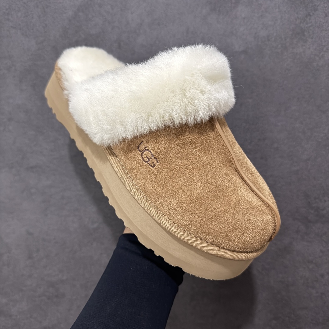 图片[3]-【SP顶级版】UGG DISQUETTE 拖鞋 秋冬羊毛一体雪地靴 W/1122550 原代工厂隆丰A级真羊毛皮一体完全遵循正平正品，精选A级羊皮毛一体材质，内里毛绒如云朵般包裹双脚，白带恒温属性一寒锁温抗冻，股季透气排湿，让双脚时刻处于干爽舒适的状态，轻量化设计搭配柔韧鞋底，每一步都似踩在软垫上，再加上贴合足型的弧度与足跟支撑，无论是居家休憩,外出通勤还是日常跑腿，全天行走也无负担。 从经典高筒靴到简约拖鞋，从基础中性色到潮流设计，既能与牛仔裤、卫衣打造随性日常，也能搭配裙子、男女同款更能轻松适配情侣穿搭。 优质羊皮毛天生耐磨损，搭配扎实工艺与防水科技加持，能抵御日常磨损与雨雪侵袭。一双穿数年仍能保持柔软质感💪🏻 尺码：35-40-选品中心