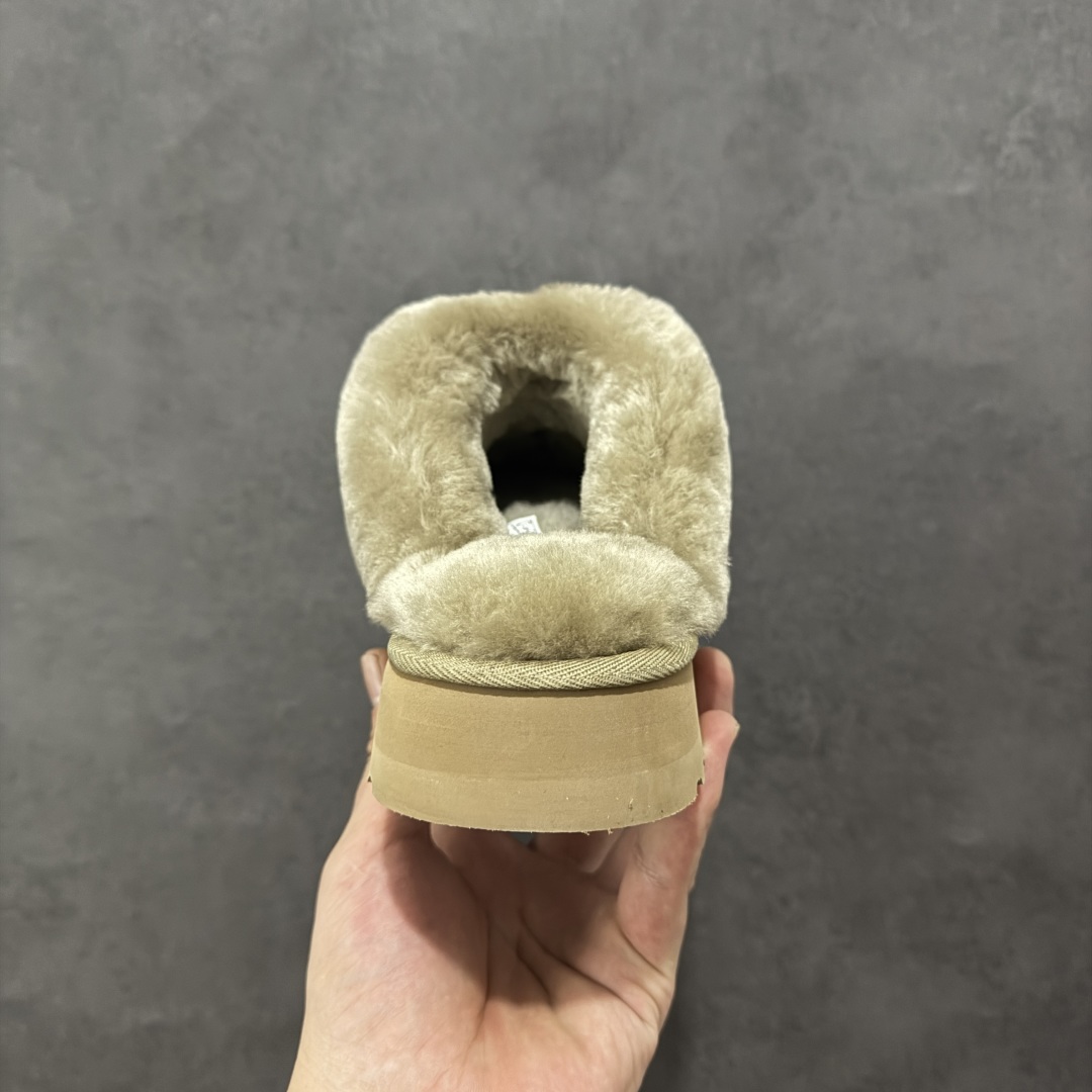 图片[4]-【SP顶级版】UGG DISQUETTE 拖鞋 秋冬羊毛一体雪地靴 W/1122550 原代工厂隆丰A级真羊毛皮一体完全遵循正平正品，精选A级羊皮毛一体材质，内里毛绒如云朵般包裹双脚，白带恒温属性一寒锁温抗冻，股季透气排湿，让双脚时刻处于干爽舒适的状态，轻量化设计搭配柔韧鞋底，每一步都似踩在软垫上，再加上贴合足型的弧度与足跟支撑，无论是居家休憩,外出通勤还是日常跑腿，全天行走也无负担。 从经典高筒靴到简约拖鞋，从基础中性色到潮流设计，既能与牛仔裤、卫衣打造随性日常，也能搭配裙子、男女同款更能轻松适配情侣穿搭。 优质羊皮毛天生耐磨损，搭配扎实工艺与防水科技加持，能抵御日常磨损与雨雪侵袭。一双穿数年仍能保持柔软质感💪🏻 尺码：35-40-选品中心