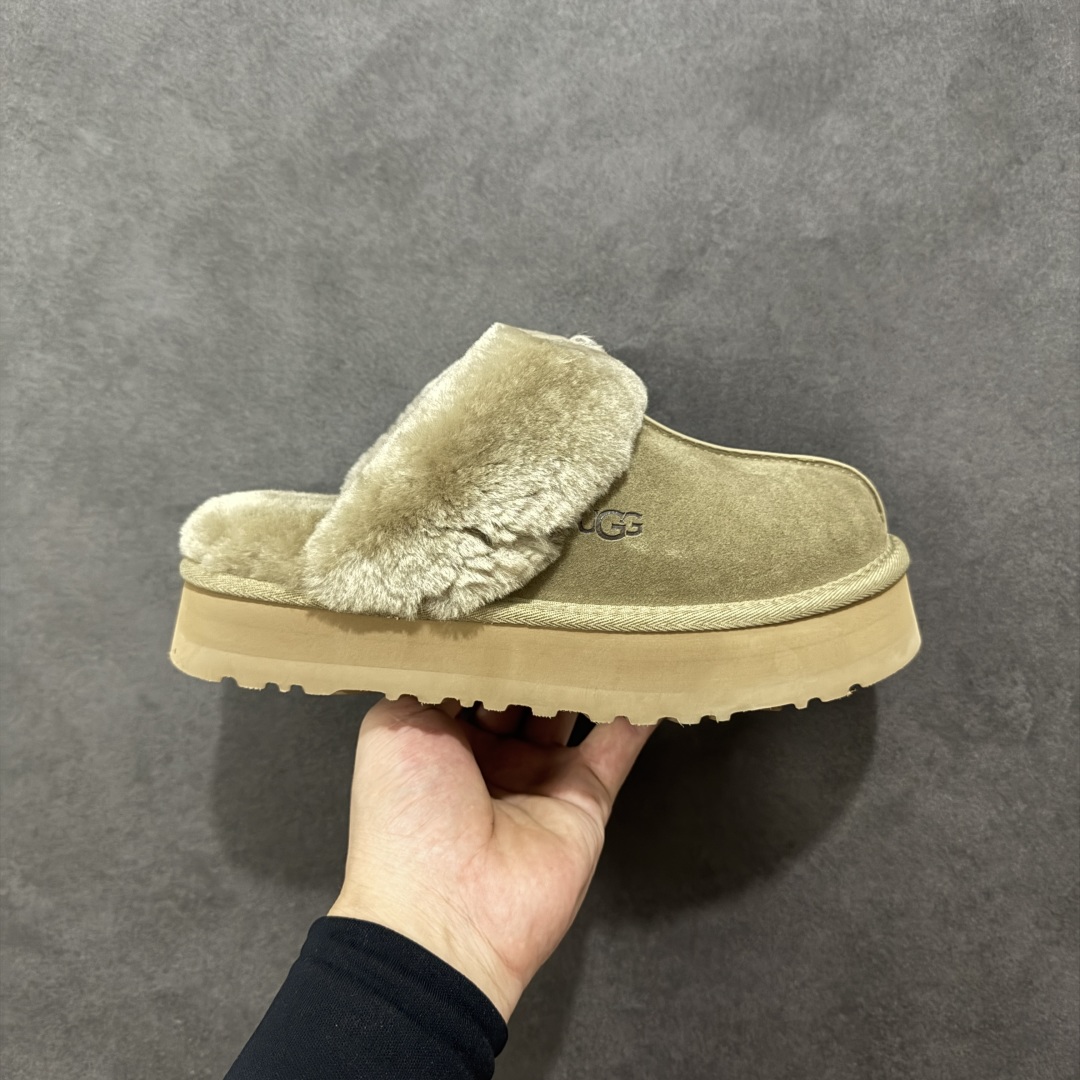 【SP顶级版】UGG DISQUETTE 拖鞋 秋冬羊毛一体雪地靴 W/1122550 原代工厂隆丰A级真羊毛皮一体完全遵循正平正品,精选A级羊皮毛一体材质,内里毛绒如云朵般包裹双脚,白带恒温属性一寒锁温抗冻,股季透气排湿,让双脚时刻处于干爽舒适的状态,轻量化设计搭配柔韧鞋底,每一步都似踩在软垫上,再加上贴合足型的弧度与足跟支撑,无论是居家休憩,外出通勤还是日常跑腿,全天行走也无负担。 从经典高筒靴到简约拖鞋,从基础中性色到潮流设计,既能与牛仔裤、卫衣打造随性日常,也能搭配裙子、男女同款更能轻松适配情侣穿搭。 优质羊皮毛天生耐磨损,搭配扎实工艺与防水科技加持,能抵御日常磨损与雨雪侵袭。一双穿数年仍能保持柔软质感💪🏻 尺码:35-40-选品中心