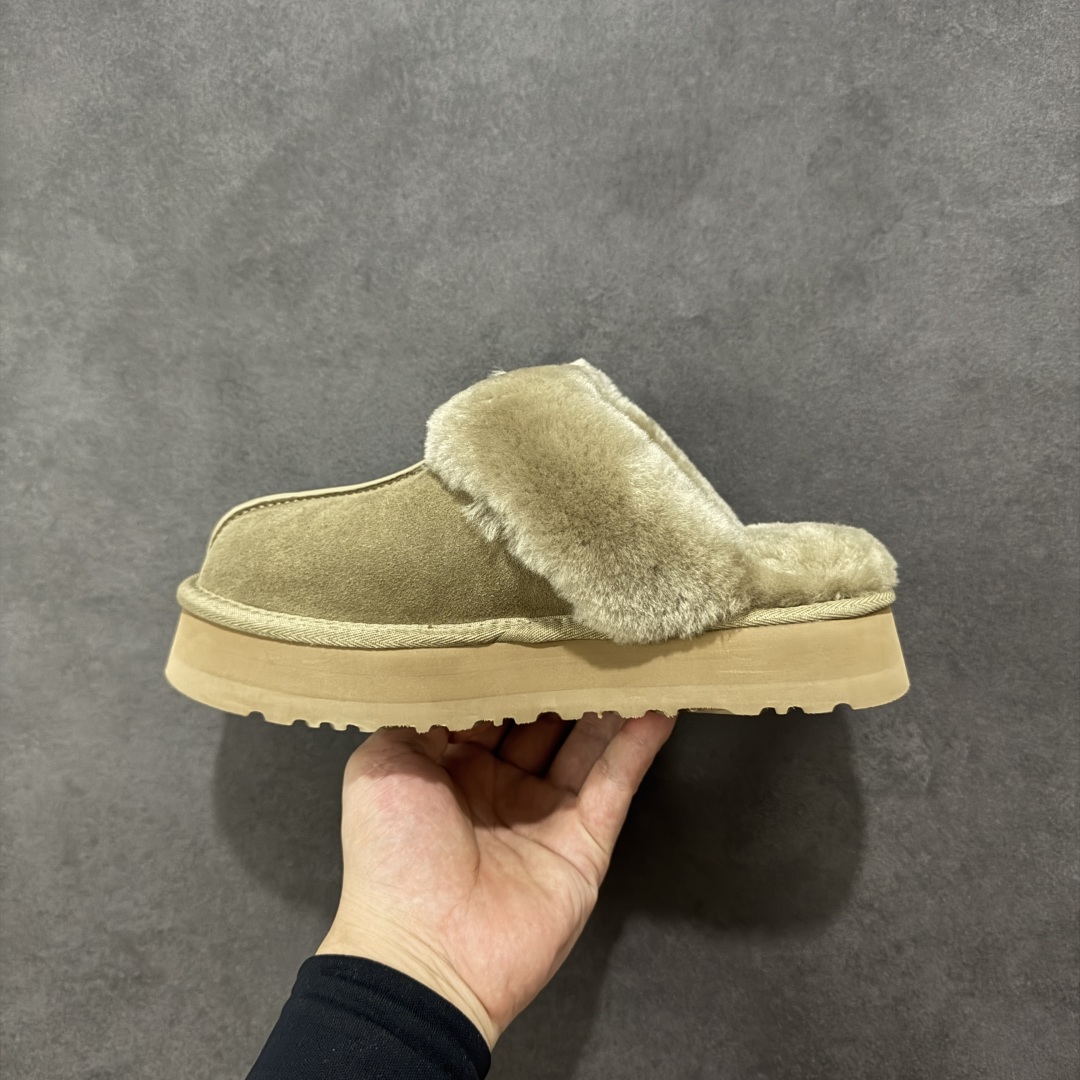 图片[2]-【SP顶级版】UGG DISQUETTE 拖鞋 秋冬羊毛一体雪地靴 W/1122550 原代工厂隆丰A级真羊毛皮一体完全遵循正平正品，精选A级羊皮毛一体材质，内里毛绒如云朵般包裹双脚，白带恒温属性一寒锁温抗冻，股季透气排湿，让双脚时刻处于干爽舒适的状态，轻量化设计搭配柔韧鞋底，每一步都似踩在软垫上，再加上贴合足型的弧度与足跟支撑，无论是居家休憩,外出通勤还是日常跑腿，全天行走也无负担。 从经典高筒靴到简约拖鞋，从基础中性色到潮流设计，既能与牛仔裤、卫衣打造随性日常，也能搭配裙子、男女同款更能轻松适配情侣穿搭。 优质羊皮毛天生耐磨损，搭配扎实工艺与防水科技加持，能抵御日常磨损与雨雪侵袭。一双穿数年仍能保持柔软质感💪🏻 尺码：35-40-选品中心