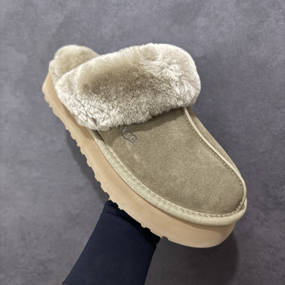 图片[3]-【SP顶级版】UGG DISQUETTE 拖鞋 秋冬羊毛一体雪地靴 W/1122550 原代工厂隆丰A级真羊毛皮一体完全遵循正平正品，精选A级羊皮毛一体材质，内里毛绒如云朵般包裹双脚，白带恒温属性一寒锁温抗冻，股季透气排湿，让双脚时刻处于干爽舒适的状态，轻量化设计搭配柔韧鞋底，每一步都似踩在软垫上，再加上贴合足型的弧度与足跟支撑，无论是居家休憩,外出通勤还是日常跑腿，全天行走也无负担。 从经典高筒靴到简约拖鞋，从基础中性色到潮流设计，既能与牛仔裤、卫衣打造随性日常，也能搭配裙子、男女同款更能轻松适配情侣穿搭。 优质羊皮毛天生耐磨损，搭配扎实工艺与防水科技加持，能抵御日常磨损与雨雪侵袭。一双穿数年仍能保持柔软质感💪🏻 尺码：35-40-选品中心