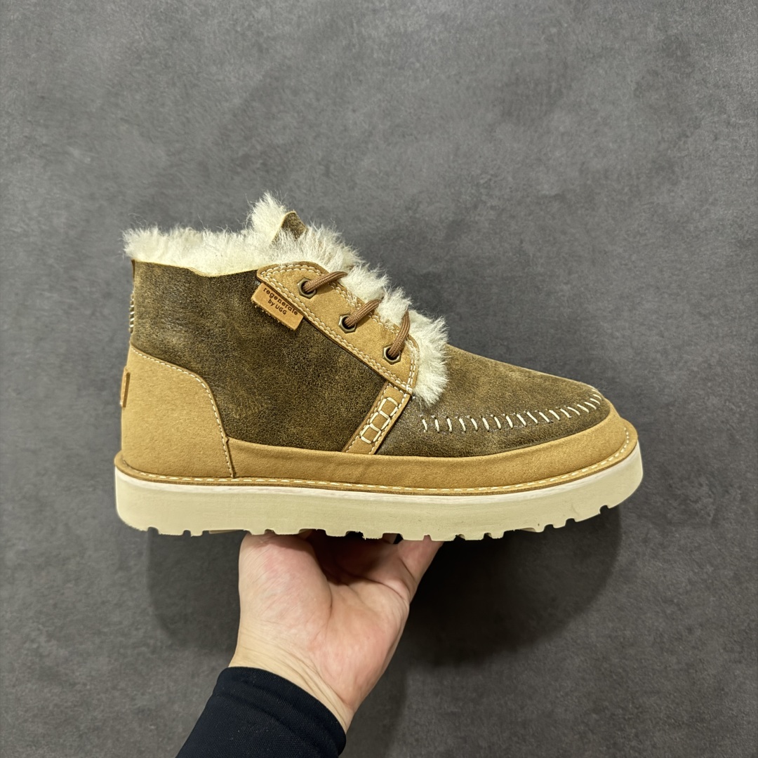 【SP顶级版】UGG TASMAS 秋冬羊毛一体雪地靴 W/1144016 原代工厂隆丰A级真羊毛皮一体完全遵循正平正品,精选A级羊皮毛一体材质,内里毛绒如云朵般包裹双脚,白带恒温属性一寒锁温抗冻,股季透气排湿,让双脚时刻处于干爽舒适的状态,轻量化设计搭配柔韧鞋底,每一步都似踩在软垫上,再加上贴合足型的弧度与足跟支撑,无论是居家休憩,外出通勤还是日常跑腿,全天行走也无负担。 从经典高筒靴到简约拖鞋,从基础中性色到潮流设计,既能与牛仔裤、卫衣打造随性日常,也能搭配裙子、男女同款更能轻松适配情侣穿搭。 优质羊皮毛天生耐磨损,搭配扎实工艺与防水科技加持,能抵御日常磨损与雨雪侵袭。一双穿数年仍能保持柔软质感💪🏻 尺码:39-45-选品中心