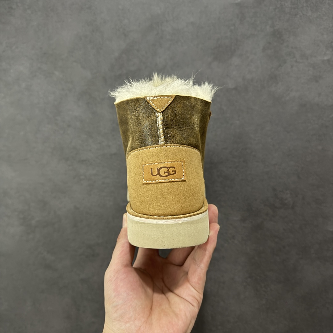 图片[4]-【SP顶级版】UGG TASMAS 秋冬羊毛一体雪地靴 W/1144016 原代工厂隆丰A级真羊毛皮一体完全遵循正平正品，精选A级羊皮毛一体材质，内里毛绒如云朵般包裹双脚，白带恒温属性一寒锁温抗冻，股季透气排湿，让双脚时刻处于干爽舒适的状态，轻量化设计搭配柔韧鞋底，每一步都似踩在软垫上，再加上贴合足型的弧度与足跟支撑，无论是居家休憩,外出通勤还是日常跑腿，全天行走也无负担。 从经典高筒靴到简约拖鞋，从基础中性色到潮流设计，既能与牛仔裤、卫衣打造随性日常，也能搭配裙子、男女同款更能轻松适配情侣穿搭。 优质羊皮毛天生耐磨损，搭配扎实工艺与防水科技加持，能抵御日常磨损与雨雪侵袭。一双穿数年仍能保持柔软质感💪🏻 尺码：39-45-选品中心