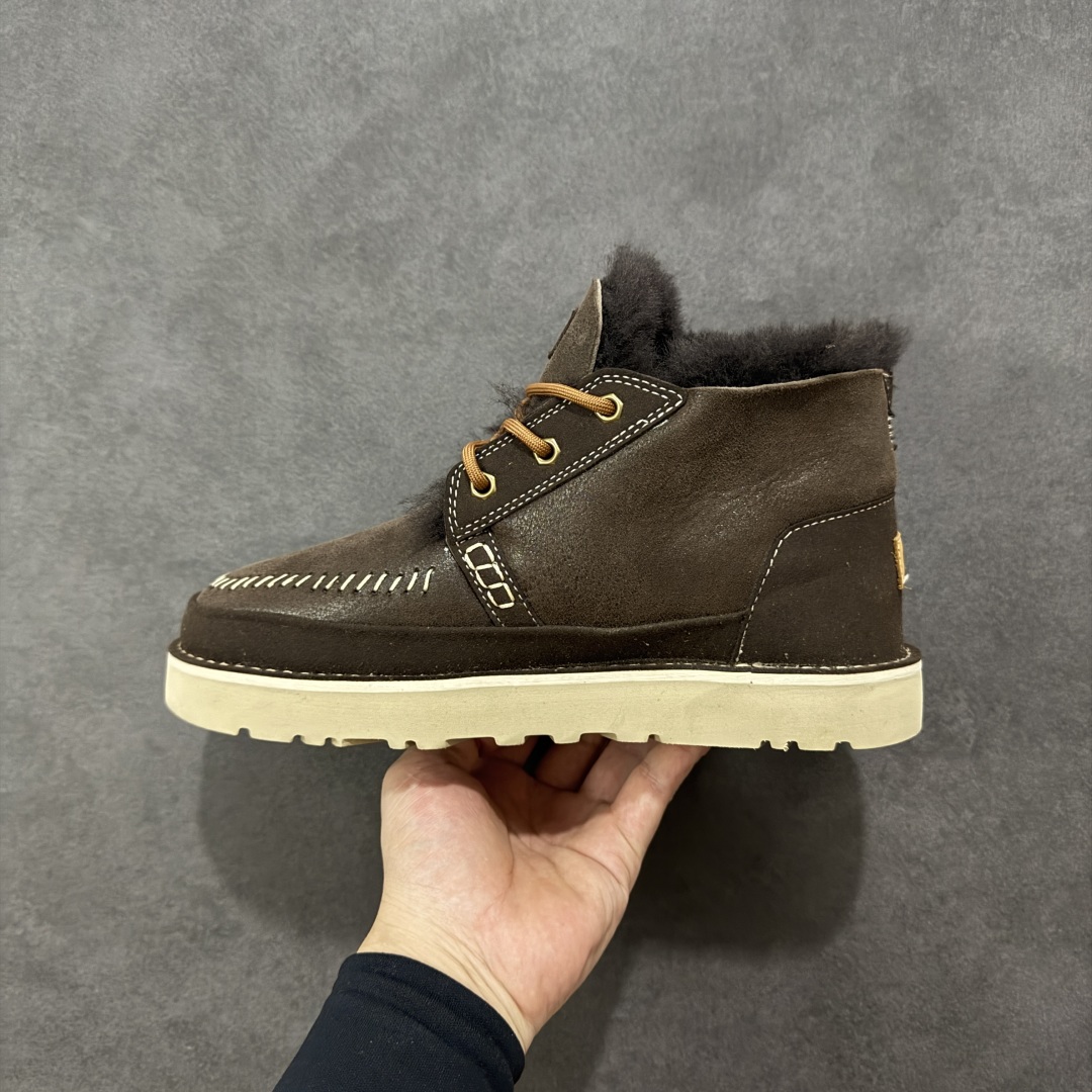 图片[2]-【SP顶级版】UGG TASMAS 秋冬羊毛一体雪地靴 W/1144016 原代工厂隆丰A级真羊毛皮一体完全遵循正平正品，精选A级羊皮毛一体材质，内里毛绒如云朵般包裹双脚，白带恒温属性一寒锁温抗冻，股季透气排湿，让双脚时刻处于干爽舒适的状态，轻量化设计搭配柔韧鞋底，每一步都似踩在软垫上，再加上贴合足型的弧度与足跟支撑，无论是居家休憩,外出通勤还是日常跑腿，全天行走也无负担。 从经典高筒靴到简约拖鞋，从基础中性色到潮流设计，既能与牛仔裤、卫衣打造随性日常，也能搭配裙子、男女同款更能轻松适配情侣穿搭。 优质羊皮毛天生耐磨损，搭配扎实工艺与防水科技加持，能抵御日常磨损与雨雪侵袭。一双穿数年仍能保持柔软质感💪🏻 尺码：39-45-选品中心