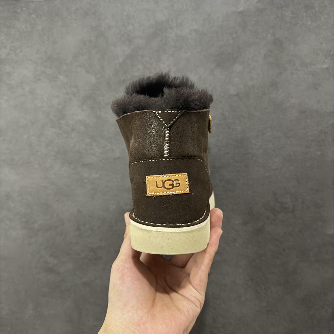 图片[4]-【SP顶级版】UGG TASMAS 秋冬羊毛一体雪地靴 W/1144016 原代工厂隆丰A级真羊毛皮一体完全遵循正平正品，精选A级羊皮毛一体材质，内里毛绒如云朵般包裹双脚，白带恒温属性一寒锁温抗冻，股季透气排湿，让双脚时刻处于干爽舒适的状态，轻量化设计搭配柔韧鞋底，每一步都似踩在软垫上，再加上贴合足型的弧度与足跟支撑，无论是居家休憩,外出通勤还是日常跑腿，全天行走也无负担。 从经典高筒靴到简约拖鞋，从基础中性色到潮流设计，既能与牛仔裤、卫衣打造随性日常，也能搭配裙子、男女同款更能轻松适配情侣穿搭。 优质羊皮毛天生耐磨损，搭配扎实工艺与防水科技加持，能抵御日常磨损与雨雪侵袭。一双穿数年仍能保持柔软质感💪🏻 尺码：39-45-选品中心