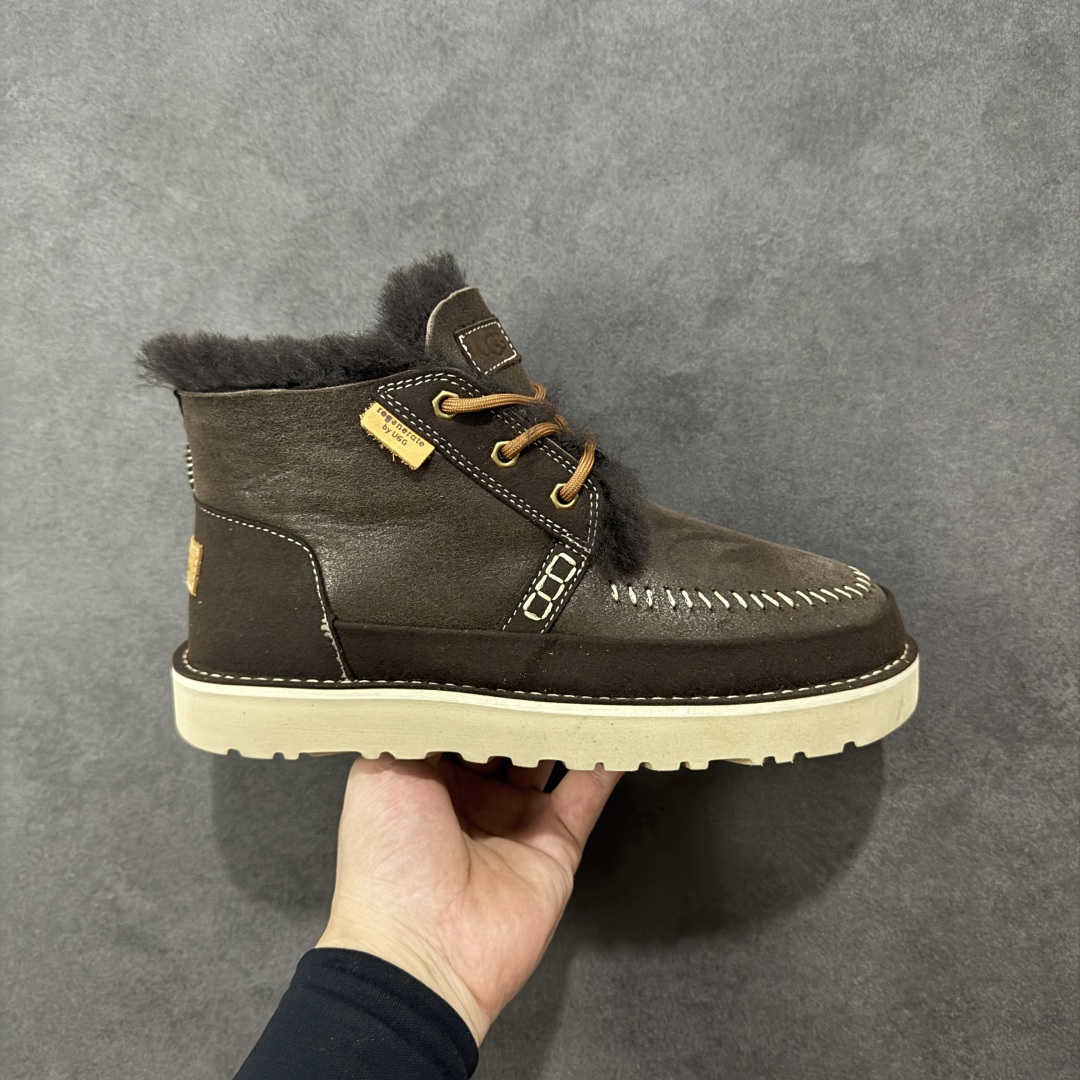【SP顶级版】UGG TASMAS 秋冬羊毛一体雪地靴 W/1144016 原代工厂隆丰A级真羊毛皮一体完全遵循正平正品,精选A级羊皮毛一体材质,内里毛绒如云朵般包裹双脚,白带恒温属性一寒锁温抗冻,股季透气排湿,让双脚时刻处于干爽舒适的状态,轻量化设计搭配柔韧鞋底,每一步都似踩在软垫上,再加上贴合足型的弧度与足跟支撑,无论是居家休憩,外出通勤还是日常跑腿,全天行走也无负担。 从经典高筒靴到简约拖鞋,从基础中性色到潮流设计,既能与牛仔裤、卫衣打造随性日常,也能搭配裙子、男女同款更能轻松适配情侣穿搭。 优质羊皮毛天生耐磨损,搭配扎实工艺与防水科技加持,能抵御日常磨损与雨雪侵袭。一双穿数年仍能保持柔软质感💪🏻 尺码:39-45-选品中心
