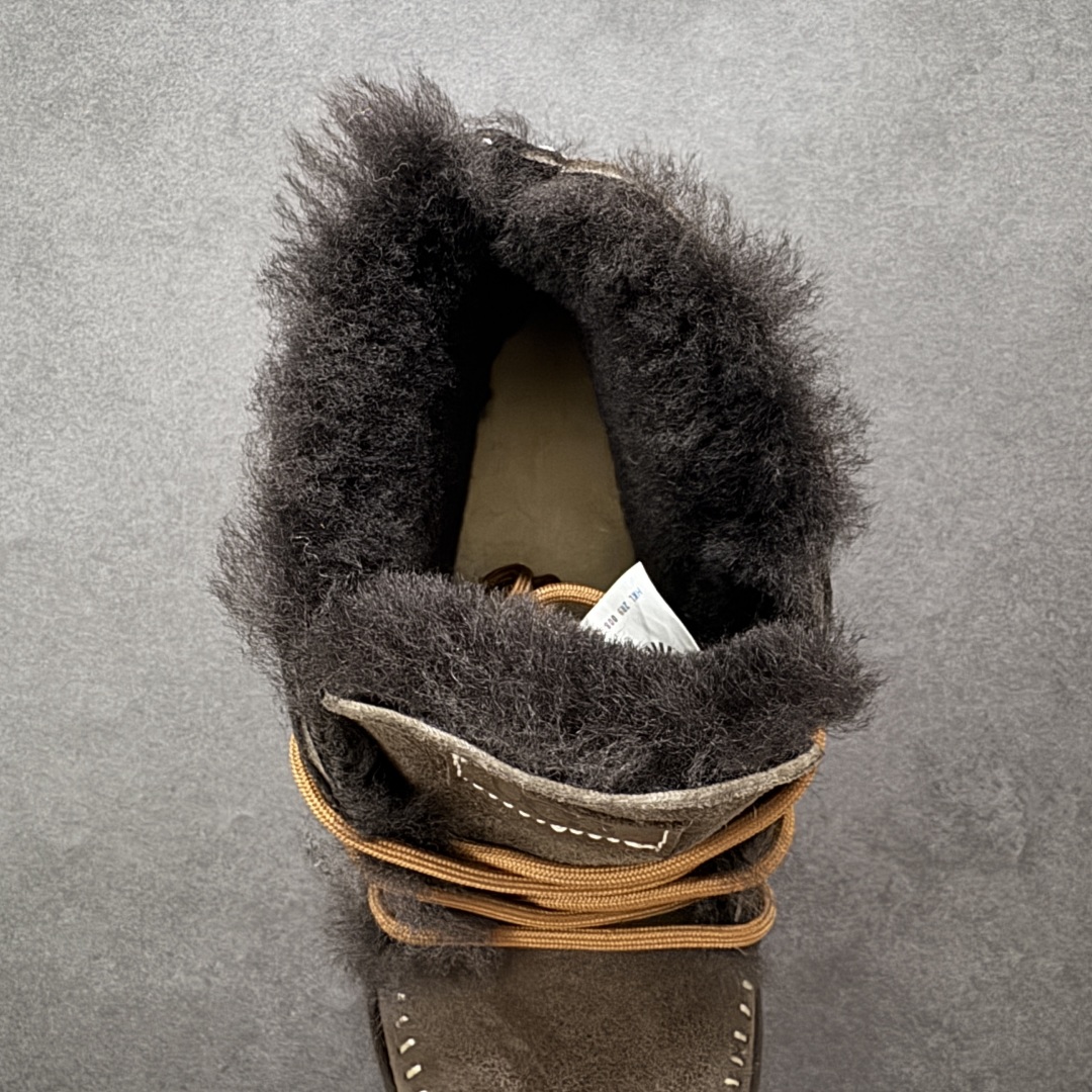 图片[7]-【SP顶级版】UGG TASMAS 秋冬羊毛一体雪地靴 W/1144016 原代工厂隆丰A级真羊毛皮一体完全遵循正平正品，精选A级羊皮毛一体材质，内里毛绒如云朵般包裹双脚，白带恒温属性一寒锁温抗冻，股季透气排湿，让双脚时刻处于干爽舒适的状态，轻量化设计搭配柔韧鞋底，每一步都似踩在软垫上，再加上贴合足型的弧度与足跟支撑，无论是居家休憩,外出通勤还是日常跑腿，全天行走也无负担。 从经典高筒靴到简约拖鞋，从基础中性色到潮流设计，既能与牛仔裤、卫衣打造随性日常，也能搭配裙子、男女同款更能轻松适配情侣穿搭。 优质羊皮毛天生耐磨损，搭配扎实工艺与防水科技加持，能抵御日常磨损与雨雪侵袭。一双穿数年仍能保持柔软质感💪🏻 尺码：39-45-选品中心