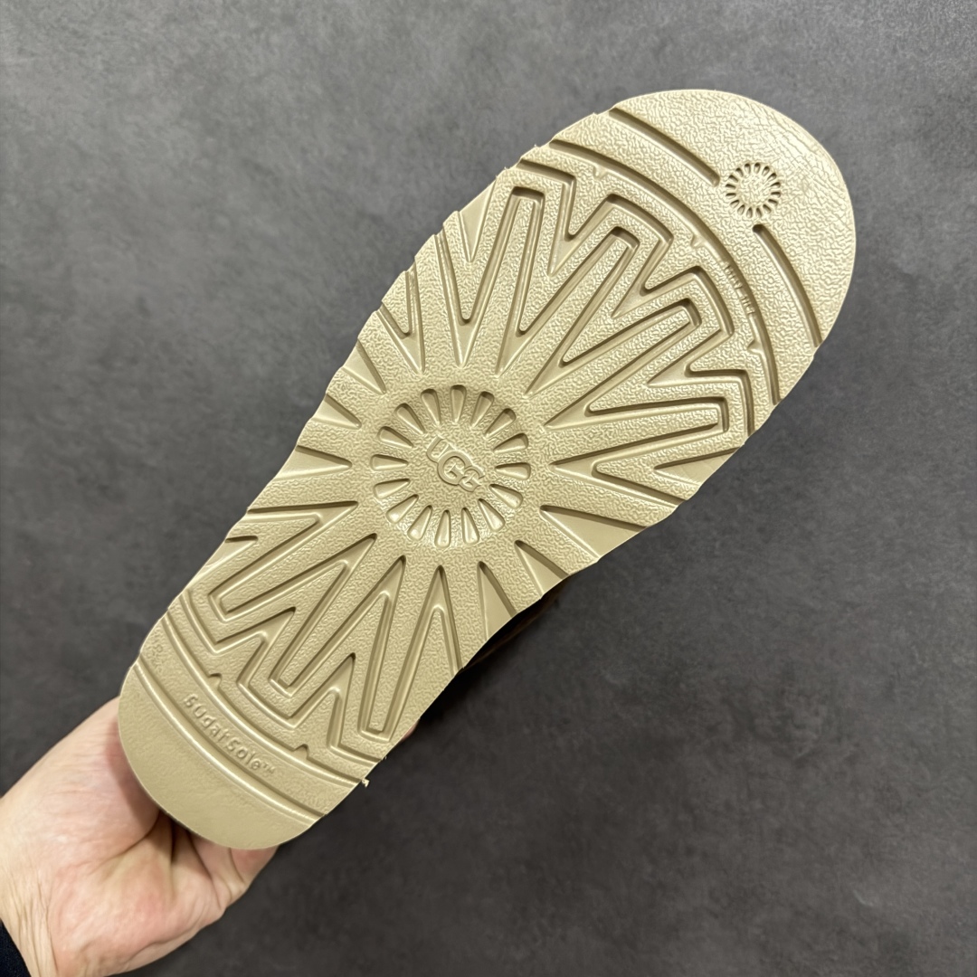 图片[9]-【SP顶级版】UGG TASMAS 秋冬羊毛一体雪地靴 W/1144016 原代工厂隆丰A级真羊毛皮一体完全遵循正平正品，精选A级羊皮毛一体材质，内里毛绒如云朵般包裹双脚，白带恒温属性一寒锁温抗冻，股季透气排湿，让双脚时刻处于干爽舒适的状态，轻量化设计搭配柔韧鞋底，每一步都似踩在软垫上，再加上贴合足型的弧度与足跟支撑，无论是居家休憩,外出通勤还是日常跑腿，全天行走也无负担。 从经典高筒靴到简约拖鞋，从基础中性色到潮流设计，既能与牛仔裤、卫衣打造随性日常，也能搭配裙子、男女同款更能轻松适配情侣穿搭。 优质羊皮毛天生耐磨损，搭配扎实工艺与防水科技加持，能抵御日常磨损与雨雪侵袭。一双穿数年仍能保持柔软质感💪🏻 尺码：39-45-选品中心